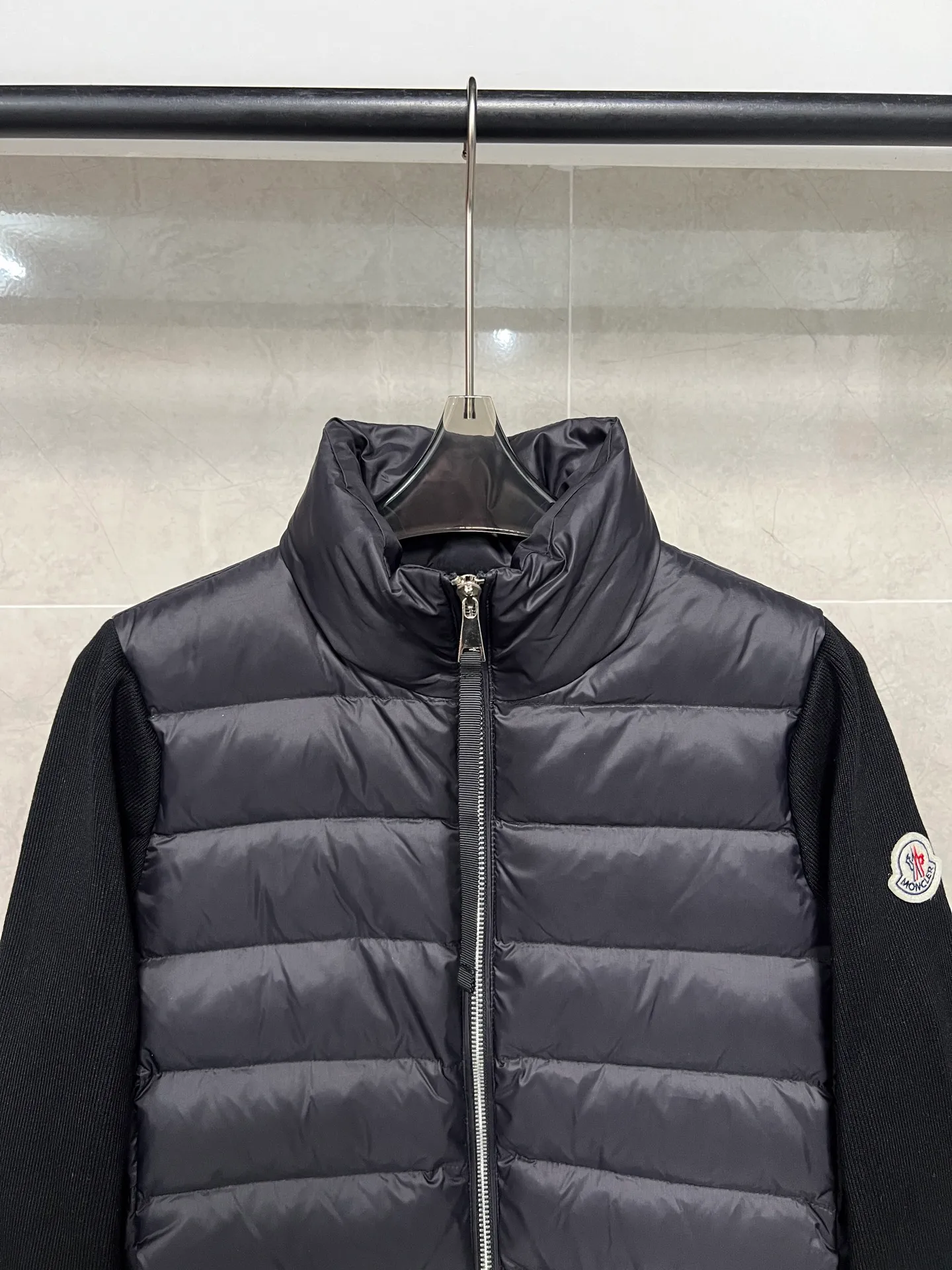 P640 Moncler Mouth Women's Knitted Splicing Stand Collar Thin Down Jacket A great inner wear item for winter!!! Several styles of sweaters and down are released at this time of year. In fact, sweaters and down are always in the basic style. They can be worn alone or layered to create a more layered look!!! The front is made of down, and the back and both sleeves are made of wool blended fabrics. The soft and delicate knitted feel is not irritating at all! This quality It feels great, the velvet is large, fine and stemless, and full of fluffiness! It has enough filling, and its thermal insulation performance is not to mention!!! It is windproof and warm, eliminating any possibility of velvet running. It feels silky and smooth, and the stiffness is also very good. This is the time to prepare a thin and light model! It will not look bloated at all, not to mention it is an evergreen model with a spliced design!!! Color: Black White Size: S M L