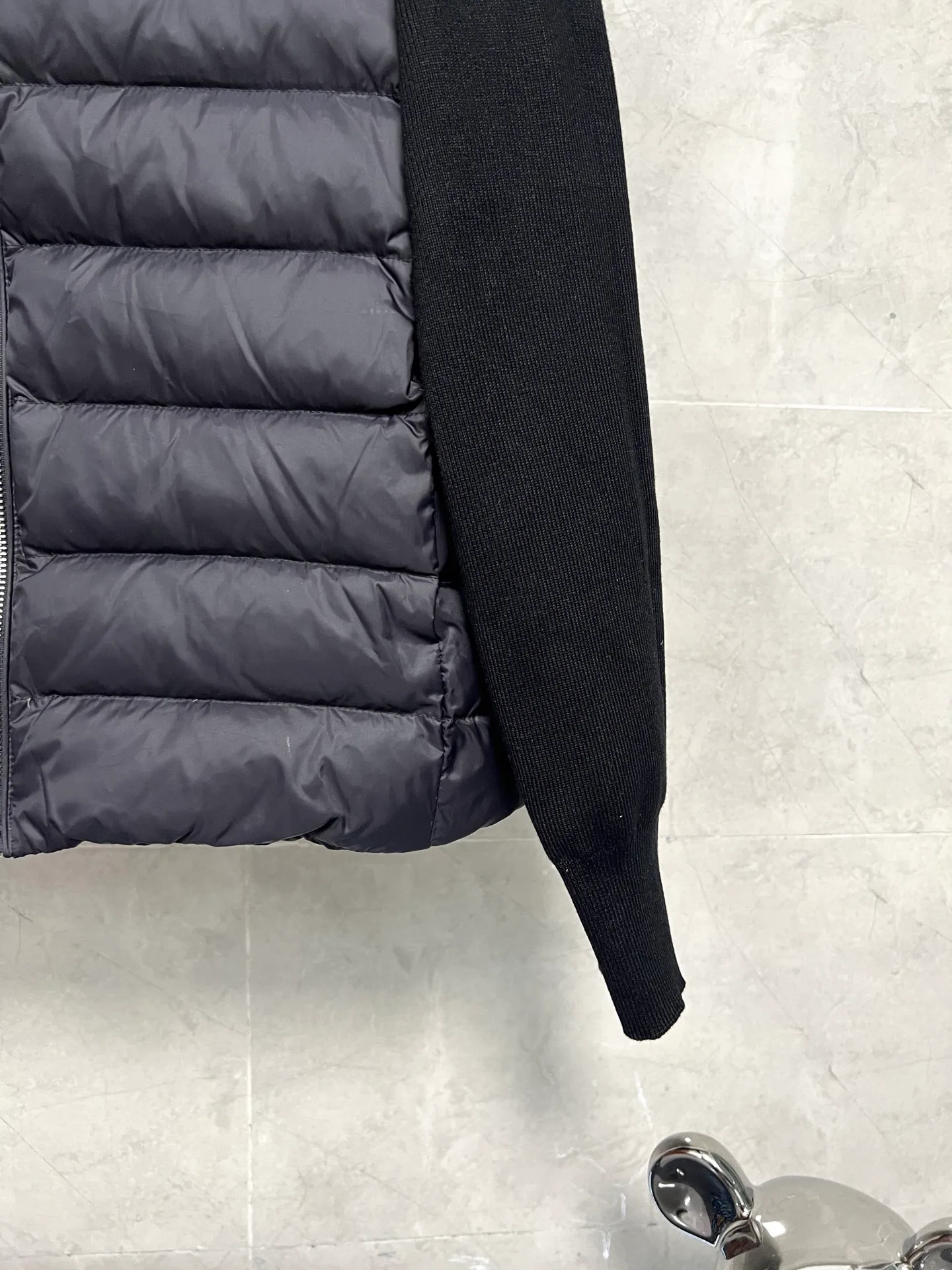 P640 Moncler Mouth Women's Knitted Splicing Stand Collar Thin Down Jacket A great inner wear item for winter!!! Several styles of sweaters and down are released at this time of year. In fact, sweaters and down are always in the basic style. They can be worn alone or layered to create a more layered look!!! The front is made of down, and the back and both sleeves are made of wool blended fabrics. The soft and delicate knitted feel is not irritating at all! This quality It feels great, the velvet is large, fine and stemless, and full of fluffiness! It has enough filling, and its thermal insulation performance is not to mention!!! It is windproof and warm, eliminating any possibility of velvet running. It feels silky and smooth, and the stiffness is also very good. This is the time to prepare a thin and light model! It will not look bloated at all, not to mention it is an evergreen model with a spliced design!!! Color: Black White Size: S M L
