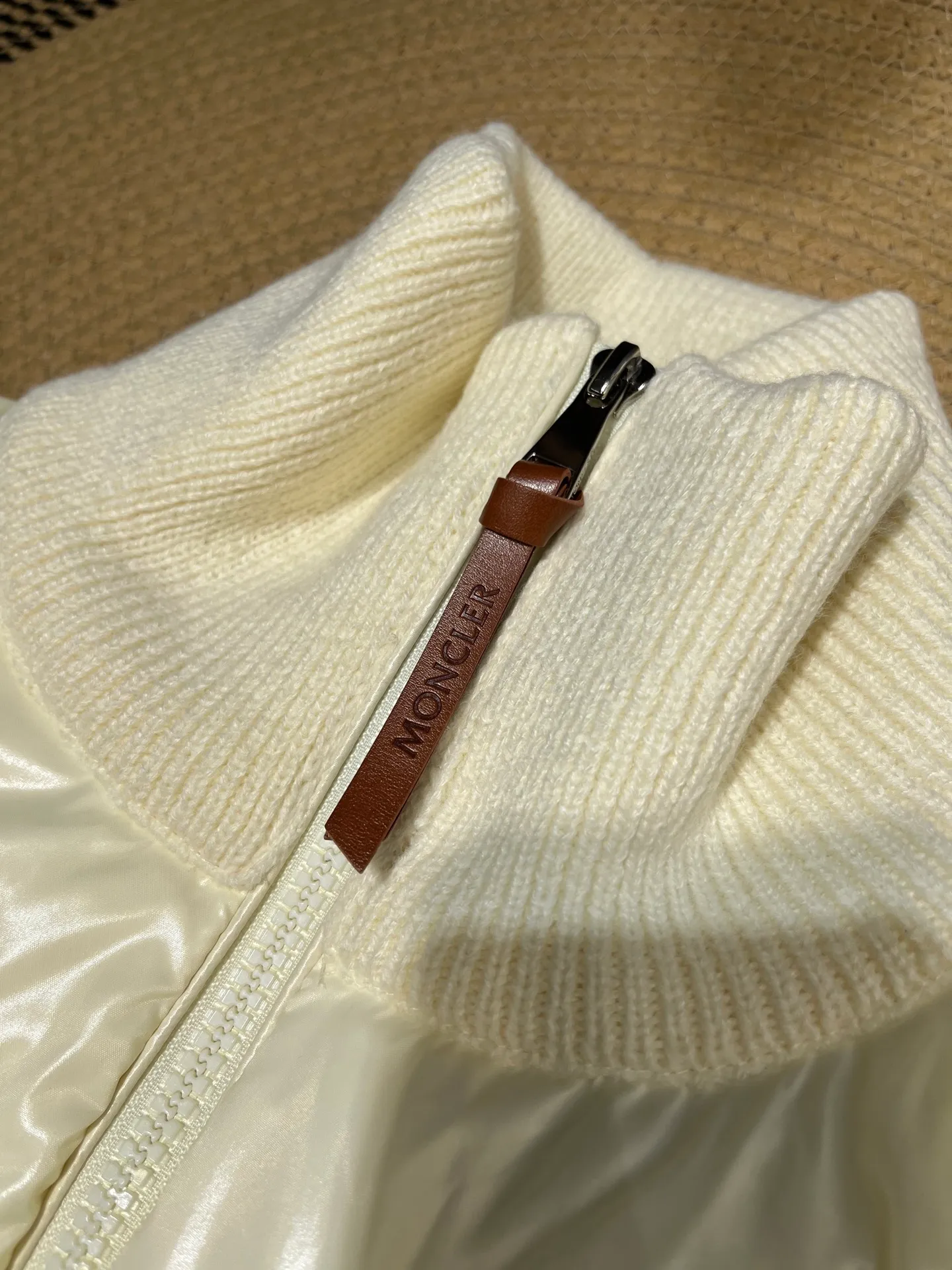 P700 Moncler muzzle classic stand collar zipper wool knitted splicing jacket single down! Checkered quilting and a waist-cinched silhouette are versatile and effortless. Original customized national standard 90 white duck down filling! Imported lightweight memory silk fabric, imported machine sewing line technology. Original hardware accessories, original mark and original label! Color: Black White Pink Size: S-M-L