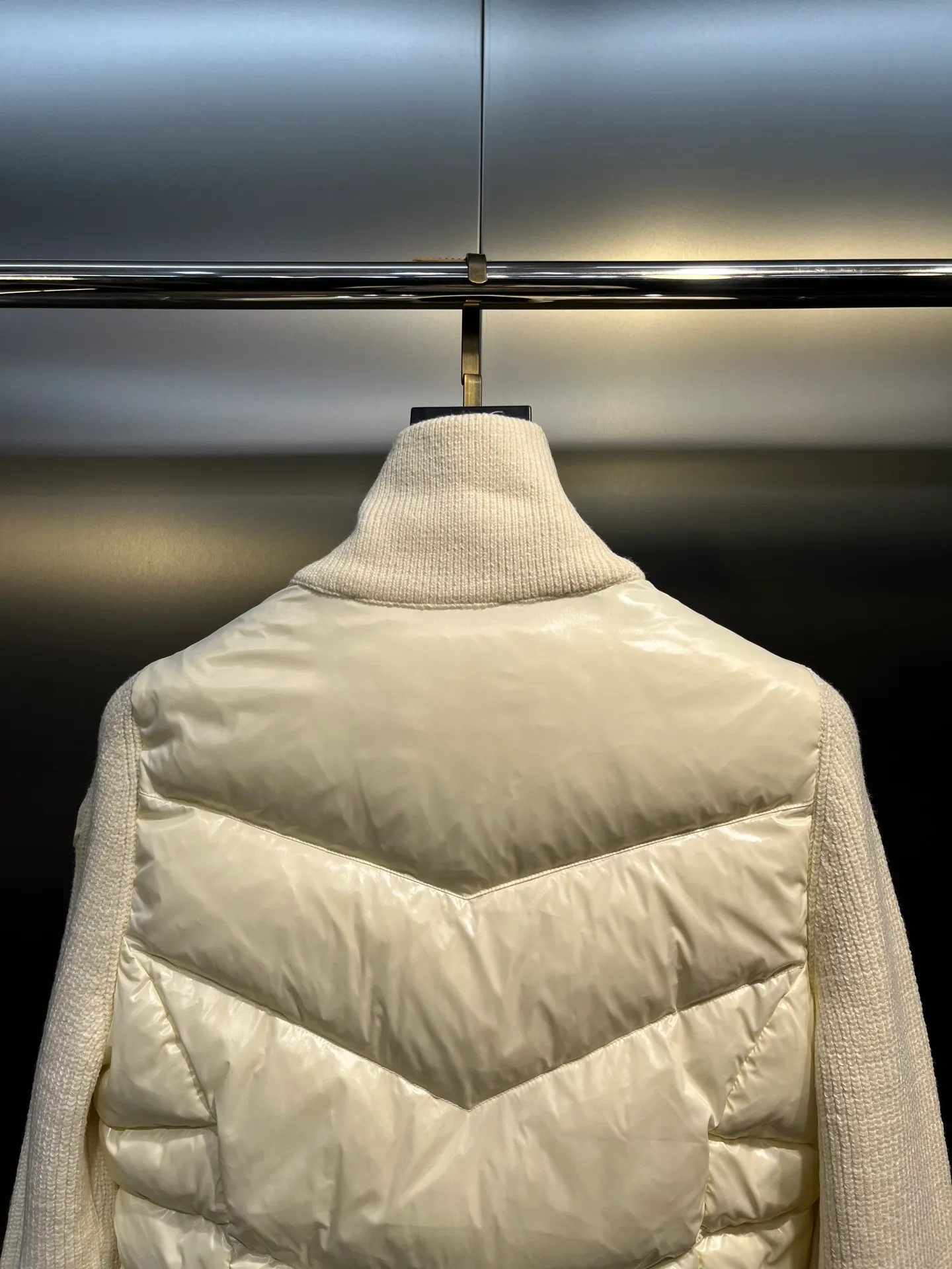 P700 Moncler muzzle classic stand collar zipper wool knitted splicing jacket single down! Checkered quilting and a waist-cinched silhouette are versatile and effortless. Original customized national standard 90 white duck down filling! Imported lightweight memory silk fabric, imported machine sewing line technology. Original hardware accessories, original mark and original label! Color: Black White Pink Size: S-M-L