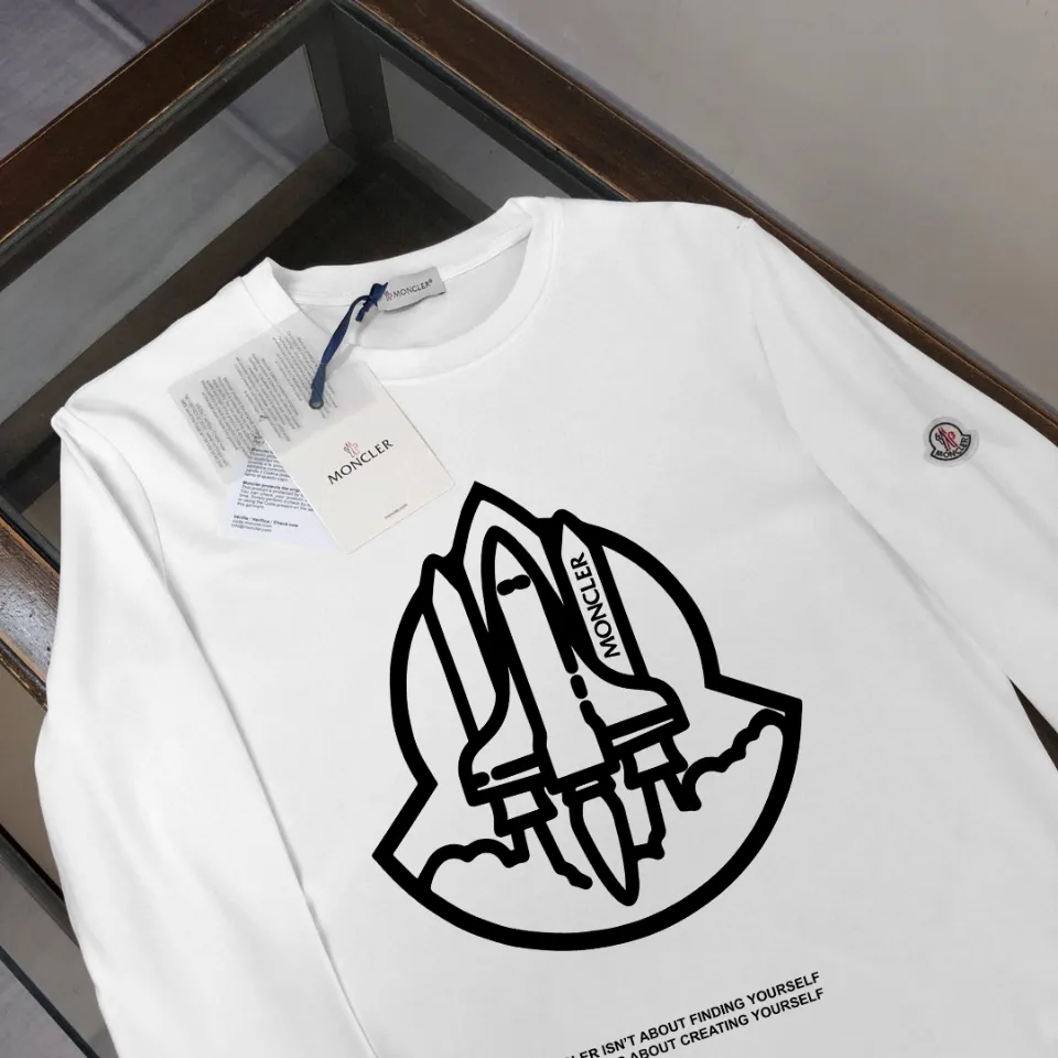 P180, a non-off-the-shelf model, you can trust it. Moncler printed long-sleeved T-shirt, 240g breathable cotton fabric, very soft and comfortable texture, does not shrink, does not deform, does not ball), can be worn alone as a base layer. Original customized accessories, collar label, care mark, hangtag, packaging (perfect details) Color: White Black Size: XS S M L