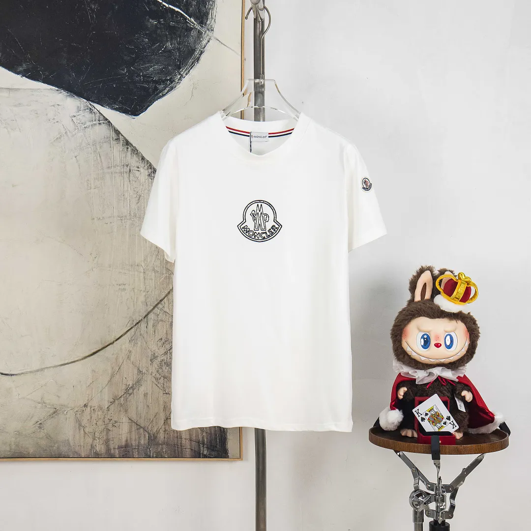 P190 💰 zp version [exclusive supply] MONCLER/muzzled 300g round neck short-sleeved T-shirt brand classic badge letter LOGO embossed process official synchronization high version high quality fashion personality versatile trend pure original quality original fabric hang tag collar label washed wheat three standards complete Color: Black. White. Size: S M L XL XXL Number: WS10030