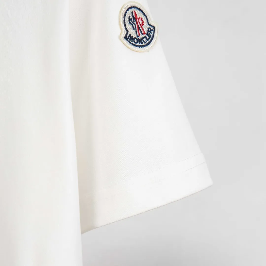 P190 💰 zp version [exclusive supply] MONCLER/muzzled 300g round neck short-sleeved T-shirt brand classic badge letter LOGO embossed process official synchronization high version high quality fashion personality versatile trend pure original quality original fabric hang tag collar label washed wheat three standards complete Color: Black. White. Size: S M L XL XXL Number: WS10030