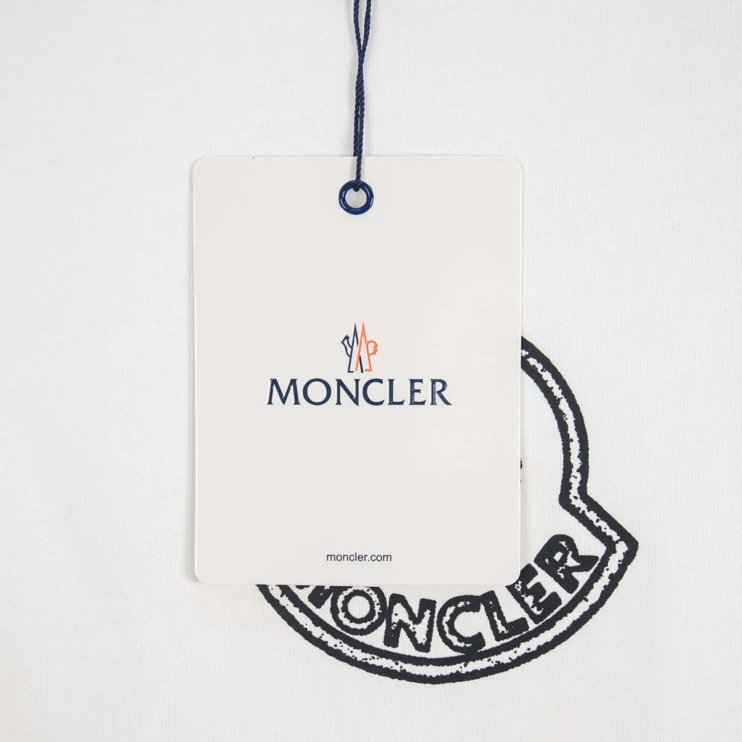P190 💰 zp version [exclusive supply] MONCLER/muzzled 300g round neck short-sleeved T-shirt brand classic badge letter LOGO embossed process official synchronization high version high quality fashion personality versatile trend pure original quality original fabric hang tag collar label washed wheat three standards complete Color: Black. White. Size: S M L XL XXL Number: WS10030