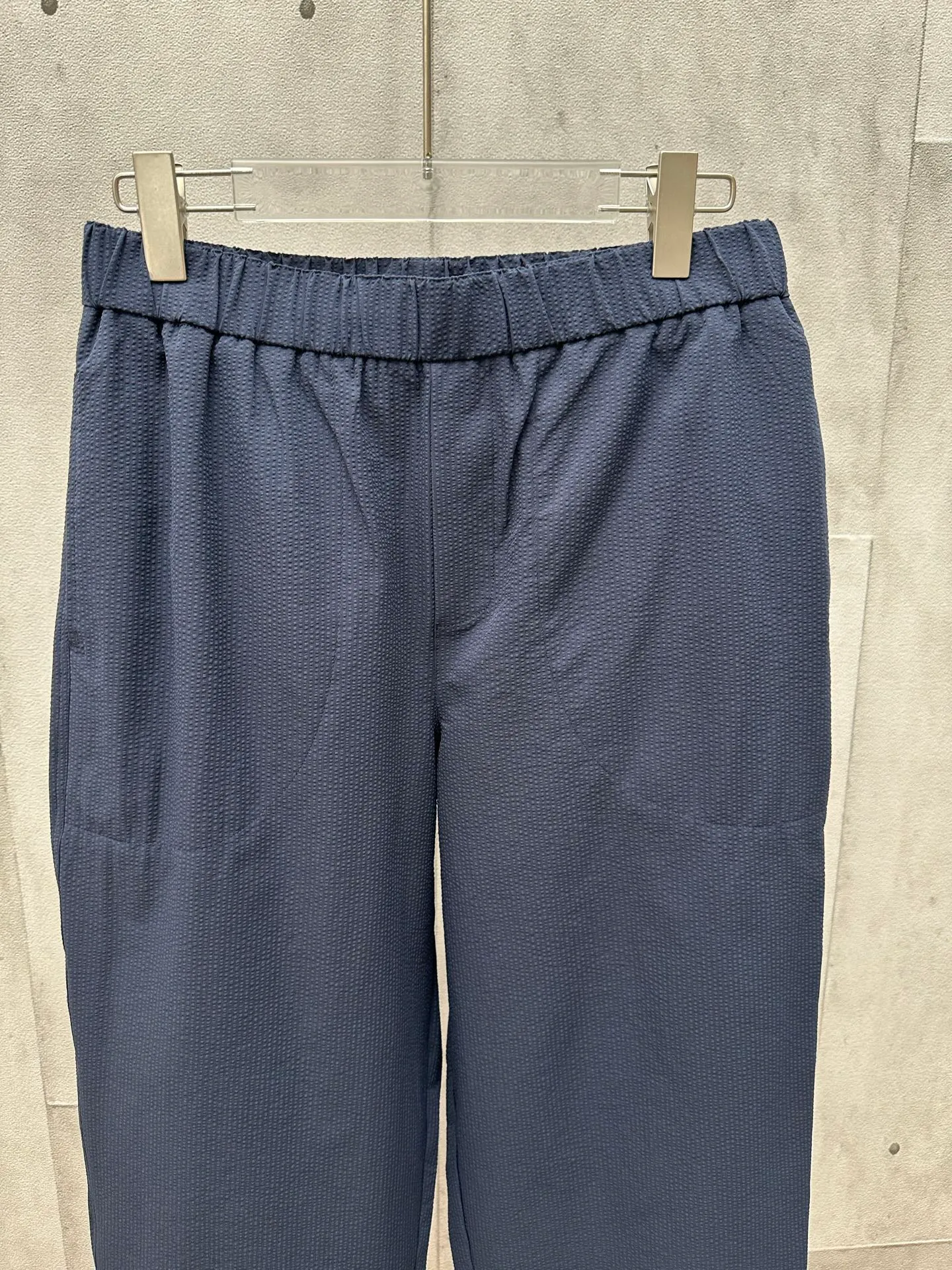 P400 MONCLER puff wrinkled trousers Fabric selection: Made of cotton blended woven fabric with 76% high cotton content + 24% polyester fiber. The high cotton content ensures that the fabric is soft, skin-friendly, and has good breathability. The addition of a small amount of polyester fiber balances the wrinkle resistance and elasticity of the overall fabric and greatly reduces its shrinkage. After preshrinking, dimensional changes during washing are negligible. The fusion of the two makes the fabric combine anti-wrinkle, quick-drying, easy care and other characteristics without losing the advantages of good wearing experience and strong breathability.  Bubble wrinkle technology: ground warp + bubble warp independent let-off. The bubble warp yarn feeding speed is about 20% higher than the ground warp yarn feeding speed. During weaving, the bubble warp is relaxed and accumulated, forming a naturally arched bubble unit. Through the alternating arrangement of yarns + floating length tissue changes, a clear grid frame is built between the bubble units, and finally the bubble three-dimensional effect and grid outline are locked through high-temperature heat setting.  Accessories: One-to-one customized drawstring head One-to-one customized LOGO labeling SIZE: 1 2 3 4