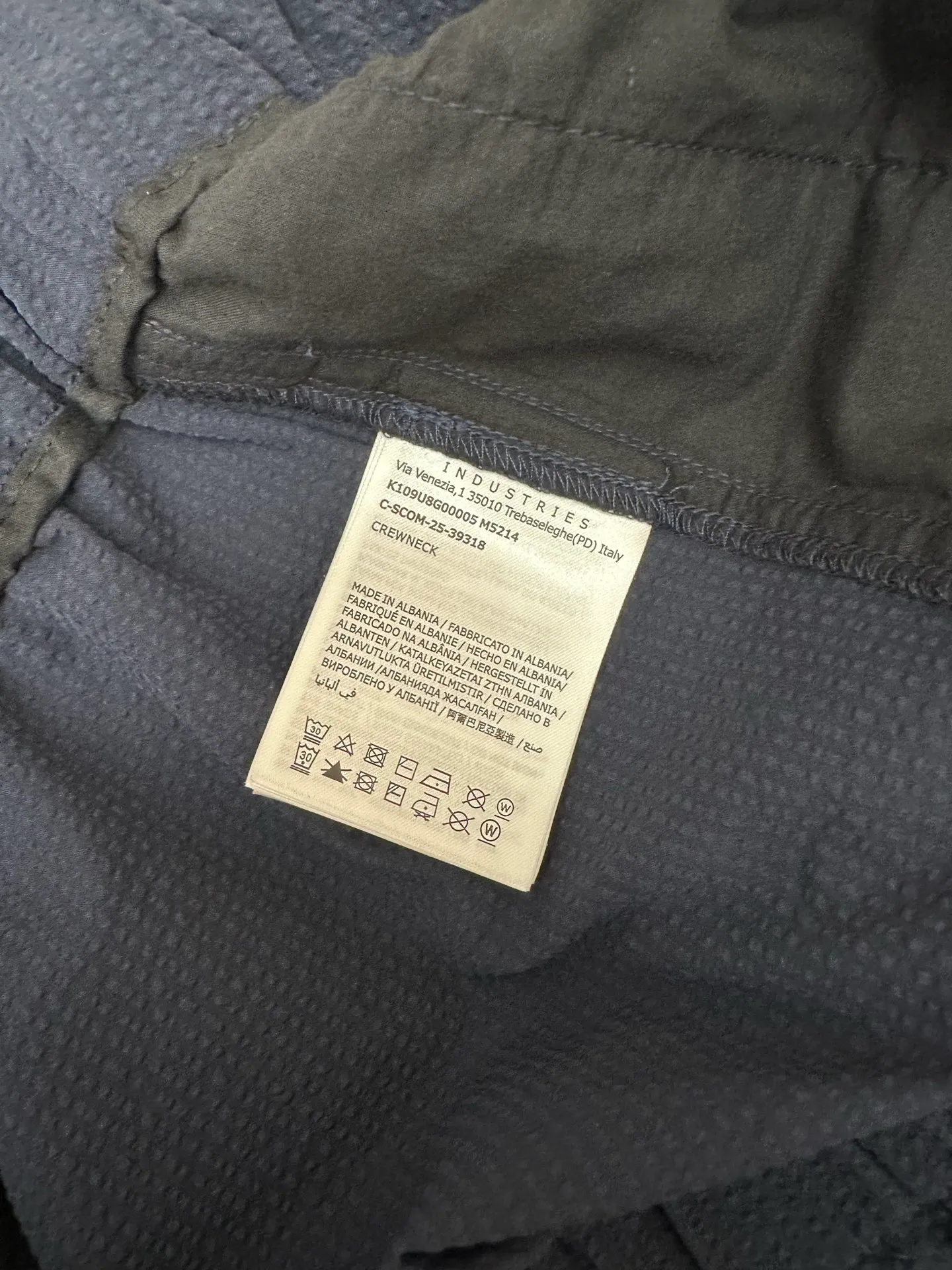 P400 MONCLER puff wrinkled trousers Fabric selection: Made of cotton blended woven fabric with 76% high cotton content + 24% polyester fiber. The high cotton content ensures that the fabric is soft, skin-friendly, and has good breathability. The addition of a small amount of polyester fiber balances the wrinkle resistance and elasticity of the overall fabric and greatly reduces its shrinkage. After preshrinking, dimensional changes during washing are negligible. The fusion of the two makes the fabric combine anti-wrinkle, quick-drying, easy care and other characteristics without losing the advantages of good wearing experience and strong breathability.  Bubble wrinkle technology: ground warp + bubble warp independent let-off. The bubble warp yarn feeding speed is about 20% higher than the ground warp yarn feeding speed. During weaving, the bubble warp is relaxed and accumulated, forming a naturally arched bubble unit. Through the alternating arrangement of yarns + floating length tissue changes, a clear grid frame is built between the bubble units, and finally the bubble three-dimensional effect and grid outline are locked through high-temperature heat setting.  Accessories: One-to-one customized drawstring head One-to-one customized LOGO labeling SIZE: 1 2 3 4