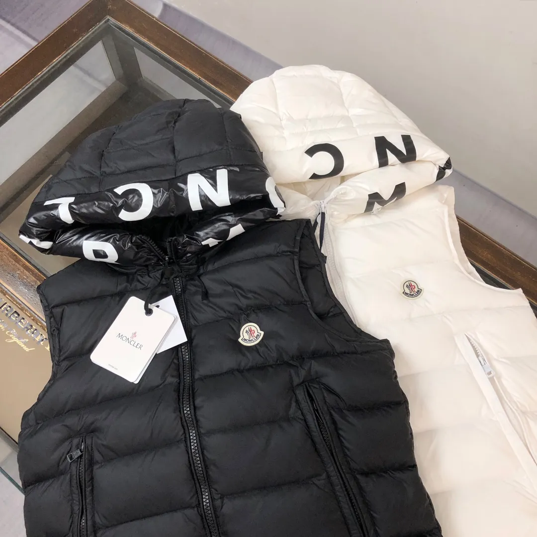 P660 moncler/Moncler hooded letter-printed down vest for men and women. It is carefully made of original nylon fabric and decorated with Moncler's unique logo details on the front chest. Made from the original version, every detail inside is restored. As soon as you pick up the real velvet and fake velvet, you can tell that only good things are made. Color: Black White Size: 1 2 3 4 5 (M～3xl)