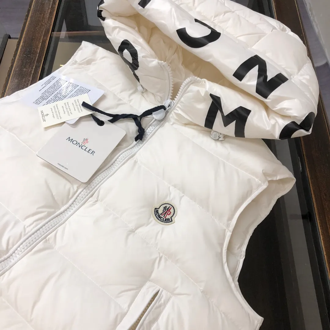 P660 moncler/Moncler hooded letter-printed down vest for men and women. It is carefully made of original nylon fabric and decorated with Moncler's unique logo details on the front chest. Made from the original version, every detail inside is restored. As soon as you pick up the real velvet and fake velvet, you can tell that only good things are made. Color: Black White Size: 1 2 3 4 5 (M～3xl)