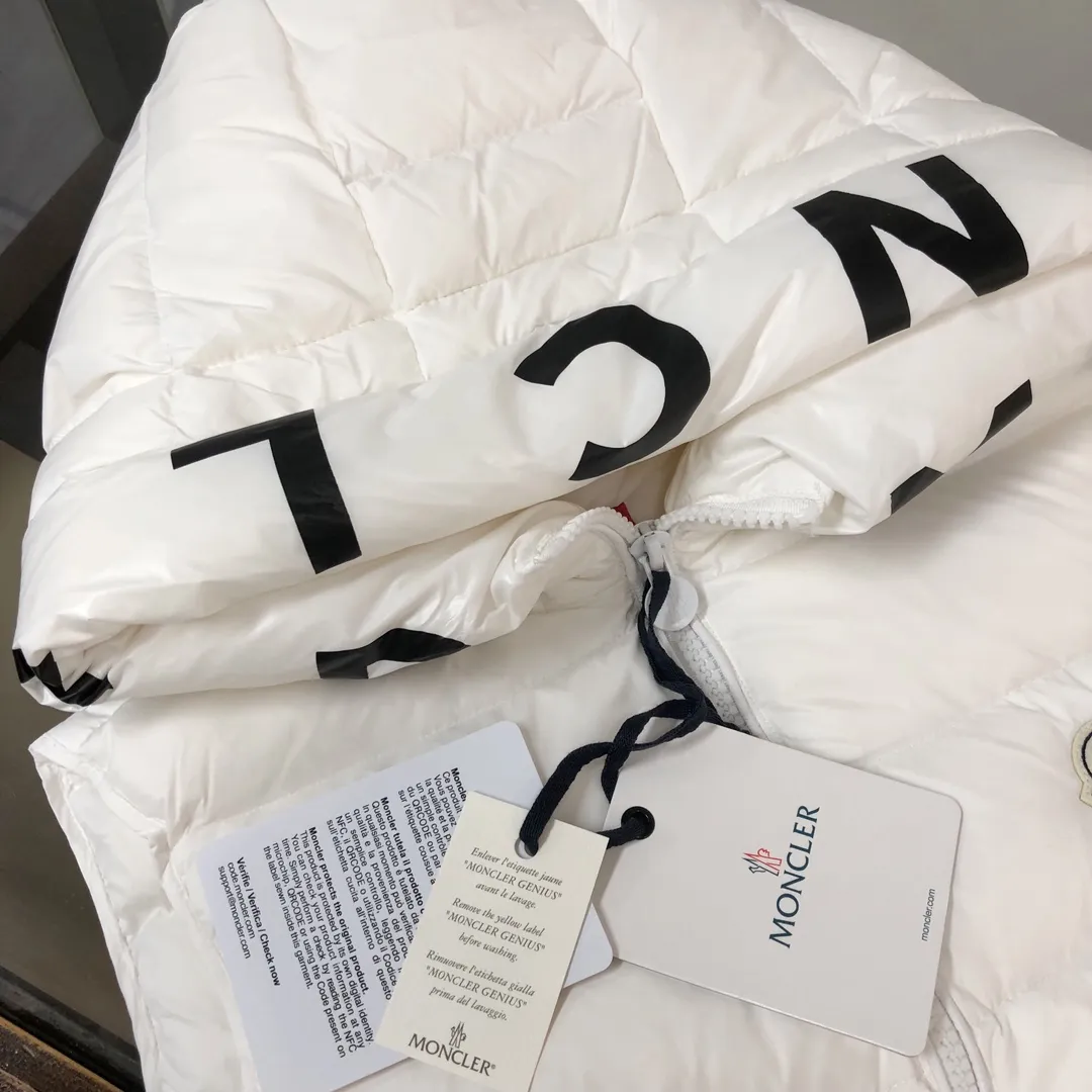 P660 moncler/Moncler hooded letter-printed down vest for men and women. It is carefully made of original nylon fabric and decorated with Moncler's unique logo details on the front chest. Made from the original version, every detail inside is restored. As soon as you pick up the real velvet and fake velvet, you can tell that only good things are made. Color: Black White Size: 1 2 3 4 5 (M～3xl)