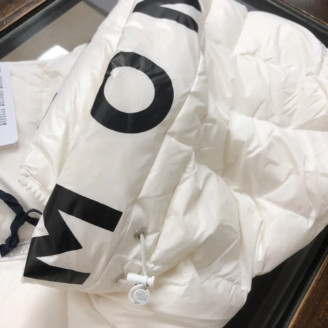 P660 moncler/Moncler hooded letter-printed down vest for men and women. It is carefully made of original nylon fabric and decorated with Moncler's unique logo details on the front chest. Made from the original version, every detail inside is restored. As soon as you pick up the real velvet and fake velvet, you can tell that only good things are made. Color: Black White Size: 1 2 3 4 5 (M～3xl)