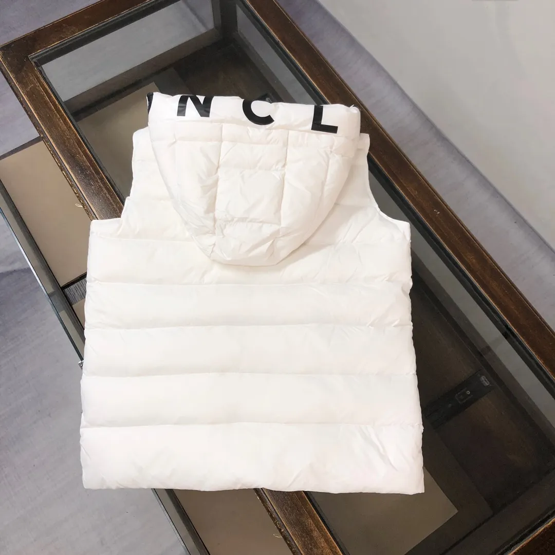 P660 moncler/Moncler hooded letter-printed down vest for men and women. It is carefully made of original nylon fabric and decorated with Moncler's unique logo details on the front chest. Made from the original version, every detail inside is restored. As soon as you pick up the real velvet and fake velvet, you can tell that only good things are made. Color: Black White Size: 1 2 3 4 5 (M～3xl)