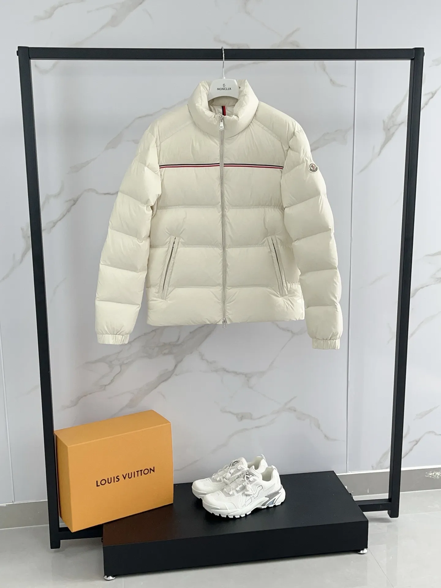 P900 ⬆️❤️🆕 2025 Moncler Bouvaque short zipper stand collar long-sleeved jacket, the stand collar design is simple and elegant, the red and black stripe decoration on the chest adds a sense of fashion, and the full down filling ensures excellent warmth retention. Filled with 90% white duck down, top quality, classic tailoring. The upper body has a full street feel; all the latest version of the hardware and accessories are custom molded to restore the original shape, the upper body has an excellent silhouette, and all three standards are complete! GW is new at the same time Color: White Black Number of yards: 1-5