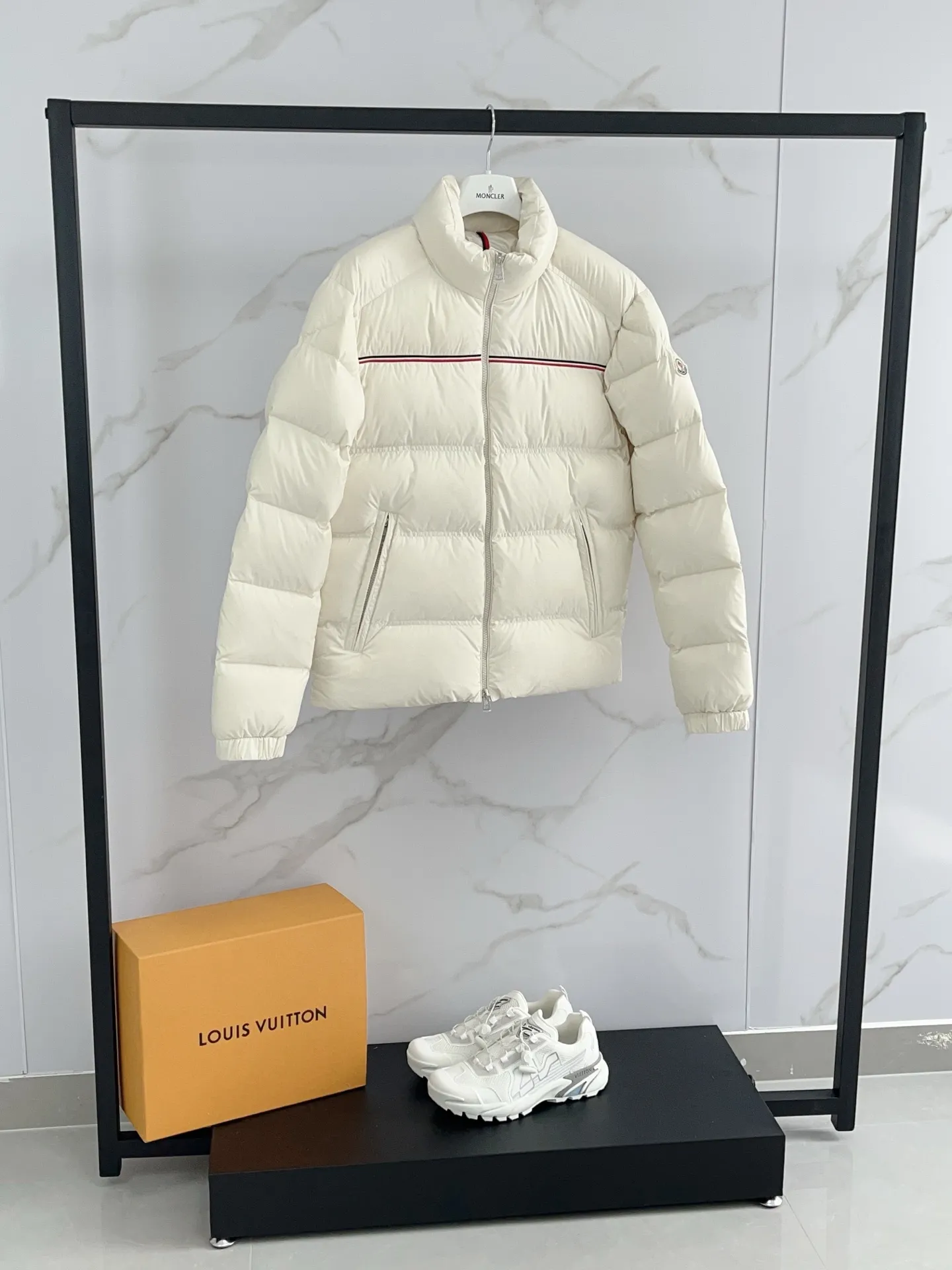 P900 ⬆️❤️🆕 2025 Moncler Bouvaque short zipper stand collar long-sleeved jacket, the stand collar design is simple and elegant, the red and black stripe decoration on the chest adds a sense of fashion, and the full down filling ensures excellent warmth retention. Filled with 90% white duck down, top quality, classic tailoring. The upper body has a full street feel; all the latest version of the hardware and accessories are custom molded to restore the original shape, the upper body has an excellent silhouette, and all three standards are complete! GW is new at the same time Color: White Black Number of yards: 1-5