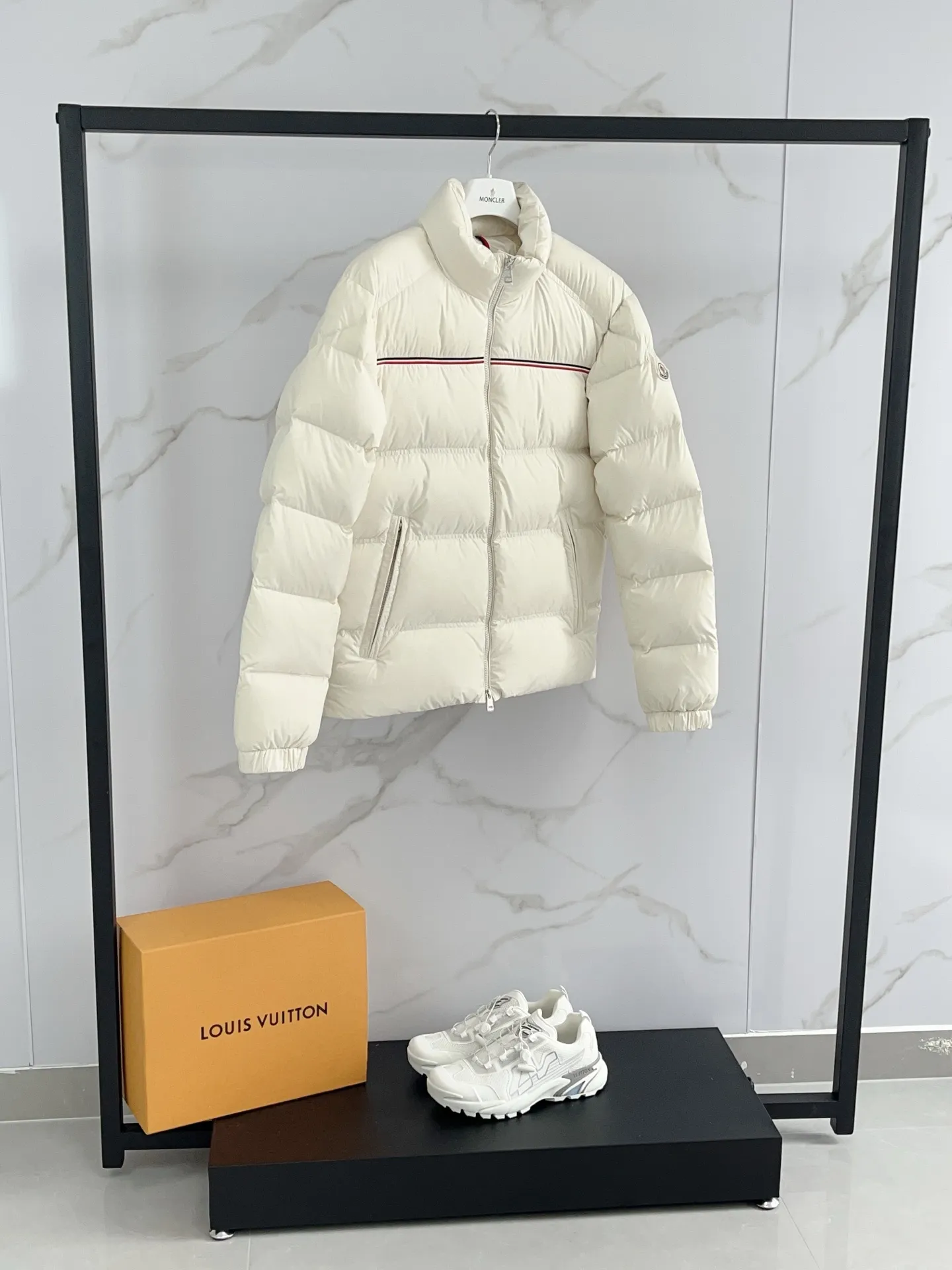 P900 ⬆️❤️🆕 2025 Moncler Bouvaque short zipper stand collar long-sleeved jacket, the stand collar design is simple and elegant, the red and black stripe decoration on the chest adds a sense of fashion, and the full down filling ensures excellent warmth retention. Filled with 90% white duck down, top quality, classic tailoring. The upper body has a full street feel; all the latest version of the hardware and accessories are custom molded to restore the original shape, the upper body has an excellent silhouette, and all three standards are complete! GW is new at the same time Color: White Black Number of yards: 1-5