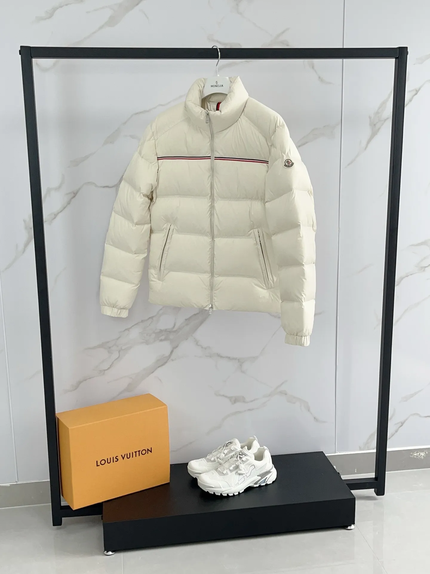 P900 ⬆️❤️🆕 2025 Moncler Bouvaque short zipper stand collar long-sleeved jacket, the stand collar design is simple and elegant, the red and black stripe decoration on the chest adds a sense of fashion, and the full down filling ensures excellent warmth retention. Filled with 90% white duck down, top quality, classic tailoring. The upper body has a full street feel; all the latest version of the hardware and accessories are custom molded to restore the original shape, the upper body has an excellent silhouette, and all three standards are complete! GW is new at the same time Color: White Black Number of yards: 1-5
