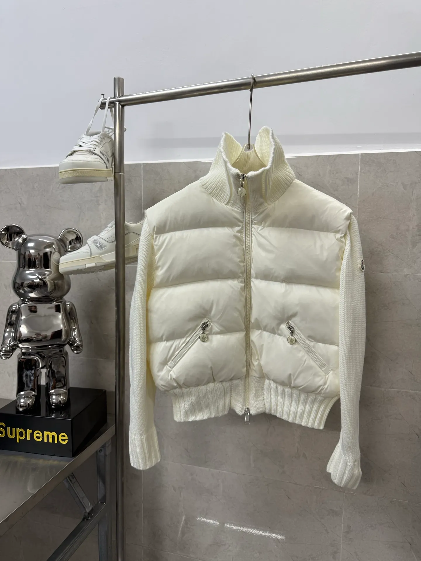 P580 Moncler wool knitted stitching stand collar women's down jacket is made of 90 white duck down, 600 fill power, and the cuffs are made of wool blended fabric, which has a better texture, is light and warm, and has four layers of lining. It will never be velvet. The hardware of the whole garment is custom-made by the original factory. Hot melt technology, one-time molding, wool felt embroidery logo attached to the shoulders, zipper placket stand collar design, simple and convenient double side oblique button pockets Stand-up collar design, windproof and warm, three-dimensional and full, highly practical. New winter catwalk style. Official website synchronization. Color: black white. Size: 1234