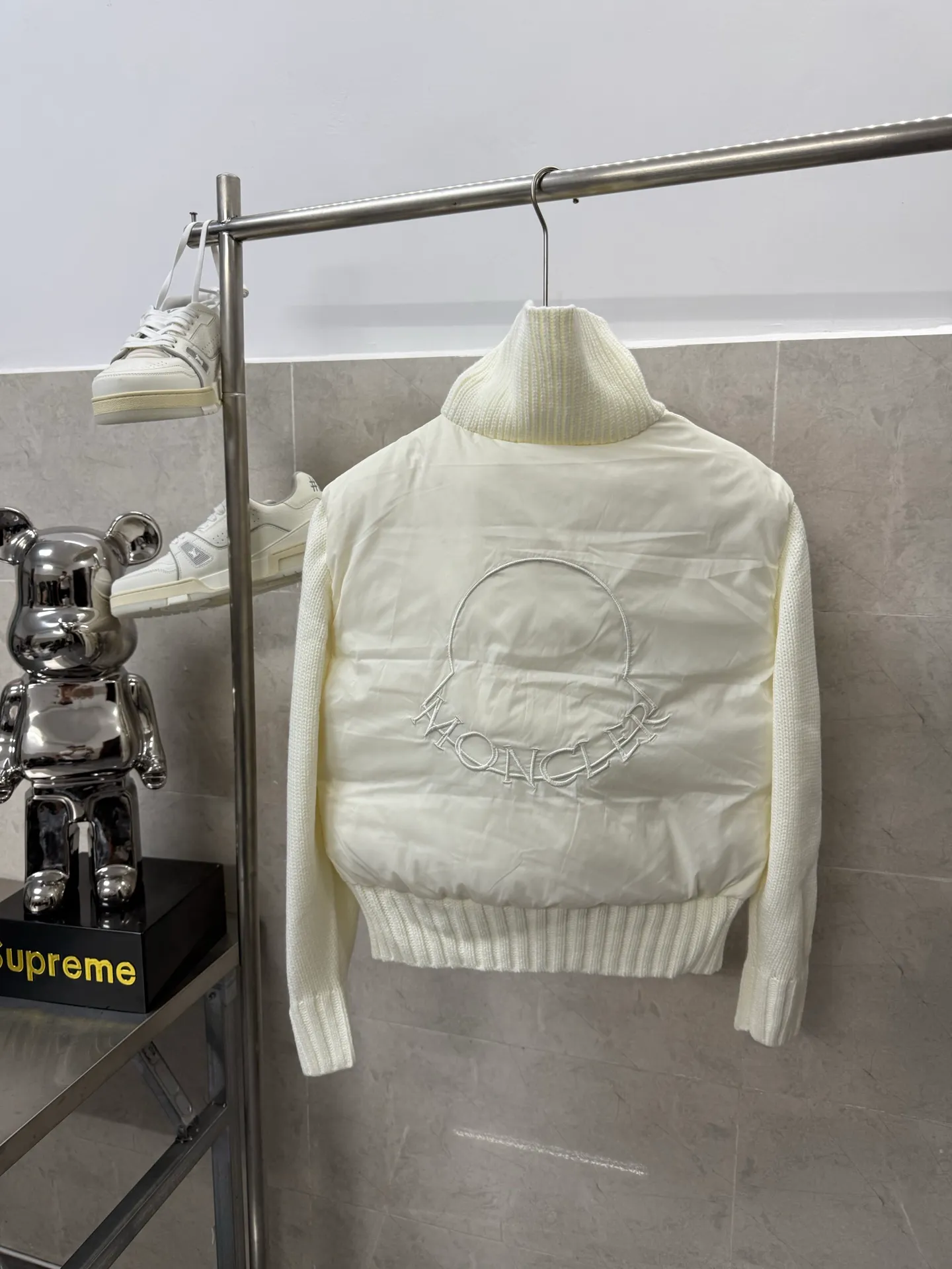 P580 Moncler wool knitted stitching stand collar women's down jacket is made of 90 white duck down, 600 fill power, and the cuffs are made of wool blended fabric, which has a better texture, is light and warm, and has four layers of lining. It will never be velvet. The hardware of the whole garment is custom-made by the original factory. Hot melt technology, one-time molding, wool felt embroidery logo attached to the shoulders, zipper placket stand collar design, simple and convenient double side oblique button pockets Stand-up collar design, windproof and warm, three-dimensional and full, highly practical. New winter catwalk style. Official website synchronization. Color: black white. Size: 1234