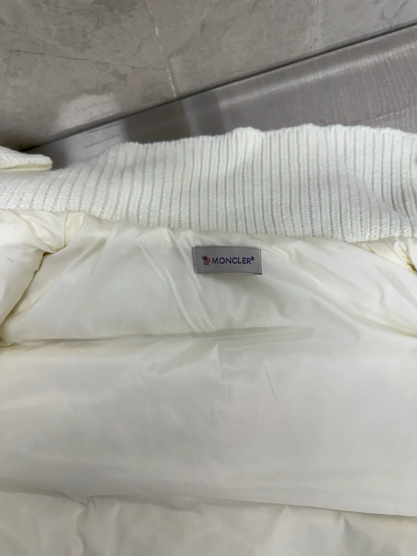 P580 Moncler wool knitted stitching stand collar women's down jacket is made of 90 white duck down, 600 fill power, and the cuffs are made of wool blended fabric, which has a better texture, is light and warm, and has four layers of lining. It will never be velvet. The hardware of the whole garment is custom-made by the original factory. Hot melt technology, one-time molding, wool felt embroidery logo attached to the shoulders, zipper placket stand collar design, simple and convenient double side oblique button pockets Stand-up collar design, windproof and warm, three-dimensional and full, highly practical. New winter catwalk style. Official website synchronization. Color: black white. Size: 1234