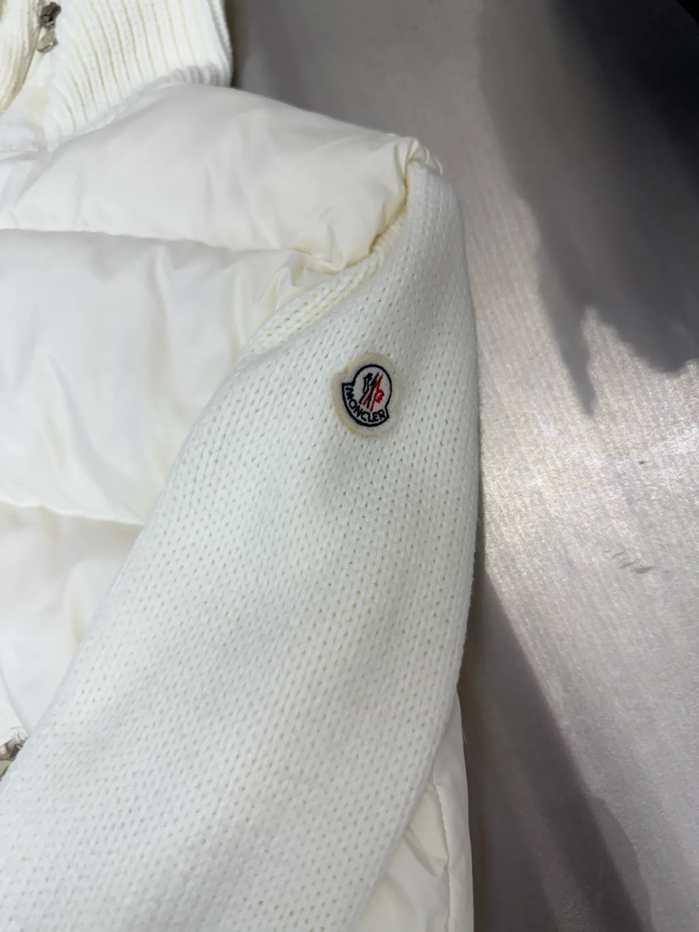 P580 Moncler wool knitted stitching stand collar women's down jacket is made of 90 white duck down, 600 fill power, and the cuffs are made of wool blended fabric, which has a better texture, is light and warm, and has four layers of lining. It will never be velvet. The hardware of the whole garment is custom-made by the original factory. Hot melt technology, one-time molding, wool felt embroidery logo attached to the shoulders, zipper placket stand collar design, simple and convenient double side oblique button pockets Stand-up collar design, windproof and warm, three-dimensional and full, highly practical. New winter catwalk style. Official website synchronization. Color: black white. Size: 1234