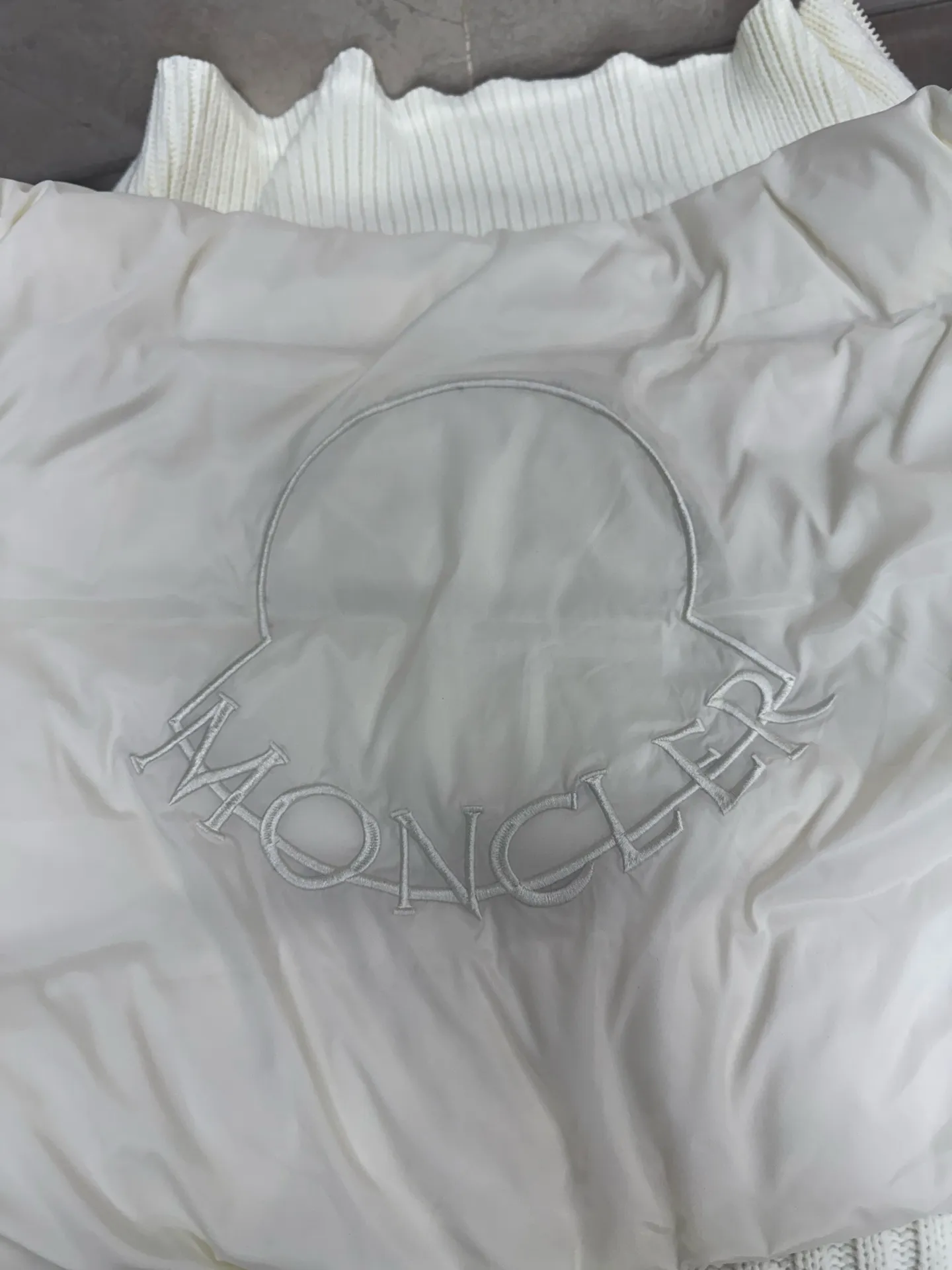 P580 Moncler wool knitted stitching stand collar women's down jacket is made of 90 white duck down, 600 fill power, and the cuffs are made of wool blended fabric, which has a better texture, is light and warm, and has four layers of lining. It will never be velvet. The hardware of the whole garment is custom-made by the original factory. Hot melt technology, one-time molding, wool felt embroidery logo attached to the shoulders, zipper placket stand collar design, simple and convenient double side oblique button pockets Stand-up collar design, windproof and warm, three-dimensional and full, highly practical. New winter catwalk style. Official website synchronization. Color: black white. Size: 1234