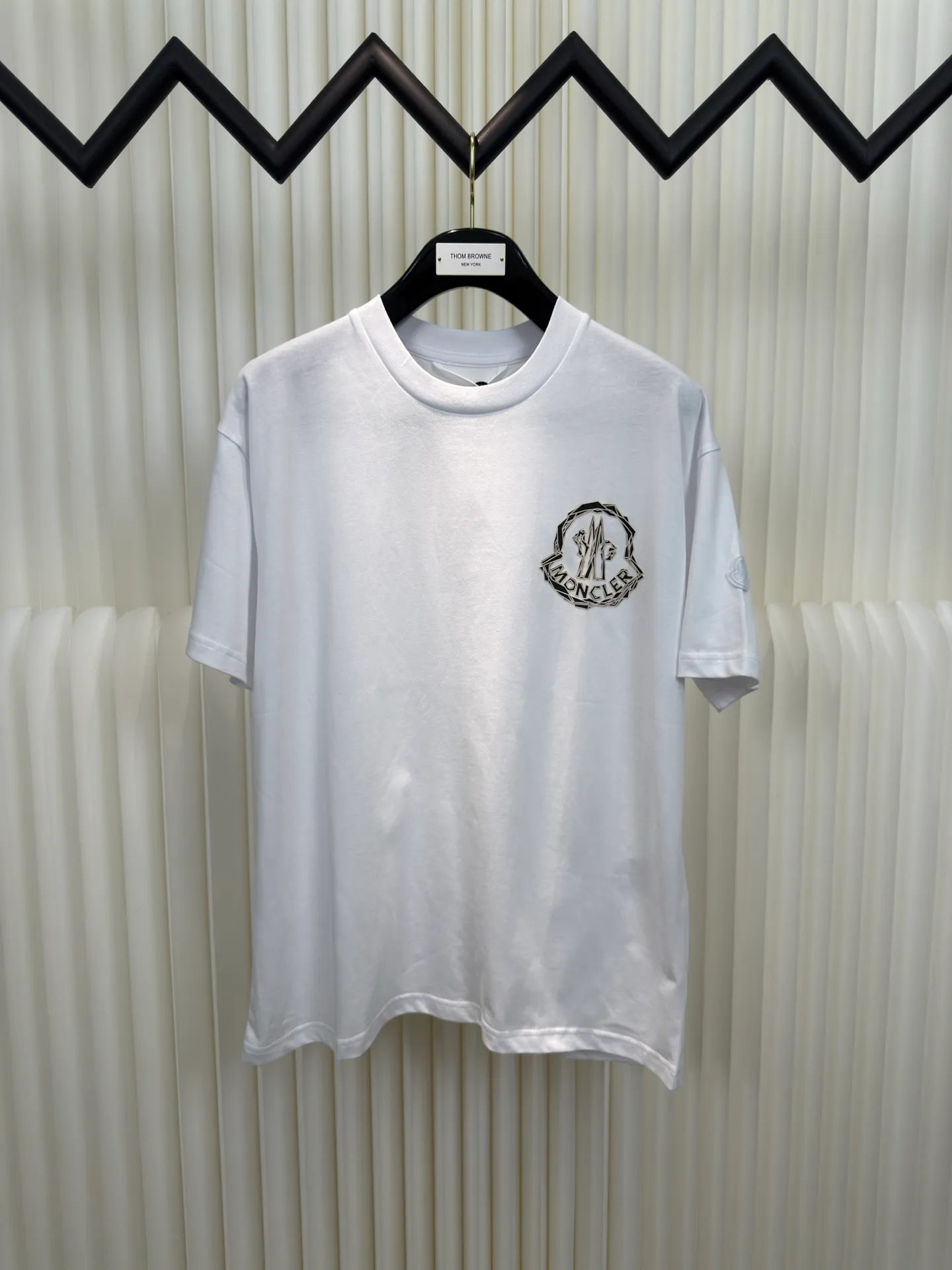 P190 Covered MONCLER foam printed armband short sleeves, made of 32 pairs of yarn, threaded with 1*1 Solona. The chest logo uses foam printing technology and the original customized stencil. Every detail and color is highly restored to the original version 1:1.  The armband is made of cashmere composite material, with the brand logo embroidered on the surface. The detailed positions of auxiliary materials are restored according to 1:1 positioning. SizeS M L XL