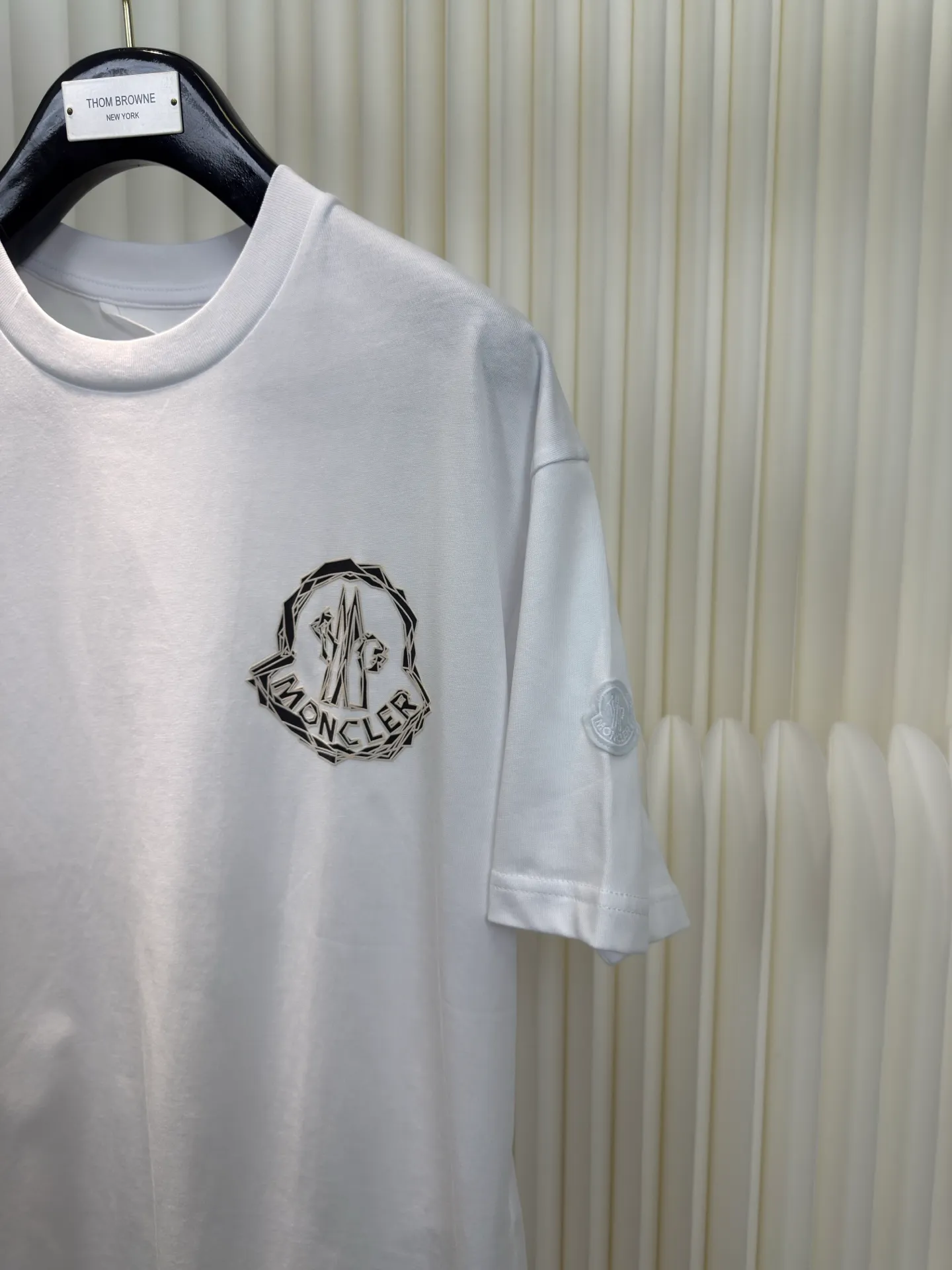 P190 Covered MONCLER foam printed armband short sleeves, made of 32 pairs of yarn, threaded with 1*1 Solona. The chest logo uses foam printing technology and the original customized stencil. Every detail and color is highly restored to the original version 1:1.  The armband is made of cashmere composite material, with the brand logo embroidered on the surface. The detailed positions of auxiliary materials are restored according to 1:1 positioning. SizeS M L XL