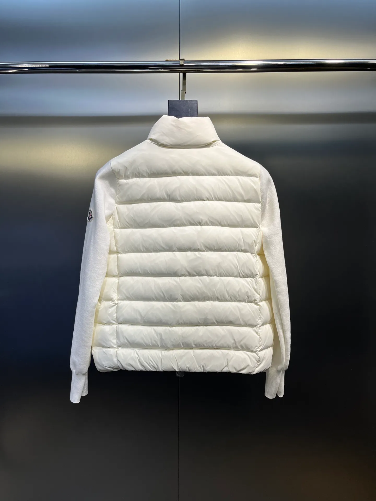 P640 MONCLER 🌟 The latest autumn and winter wool knitted splicing down stand-up collar short down jacket with national standard down filling. Light and comfortable, with built-in heating and warmth function. The sleeves are spliced ​​with merino wool for a comfortable and thick feel. Temperament stand-up collar zipper design. Minimalist luxury H version. Not picky about the upper body and super slim. Casual and versatile artifact. Italian elegance and high-end sense. Casual and grand. Color: black, off-white, pink size: s m l