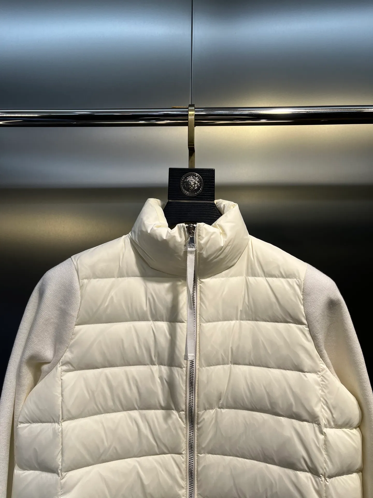 P640 MONCLER 🌟 The latest autumn and winter wool knitted splicing down stand-up collar short down jacket with national standard down filling. Light and comfortable, with built-in heating and warmth function. The sleeves are spliced ​​with merino wool for a comfortable and thick feel. Temperament stand-up collar zipper design. Minimalist luxury H version. Not picky about the upper body and super slim. Casual and versatile artifact. Italian elegance and high-end sense. Casual and grand. Color: black, off-white, pink size: s m l