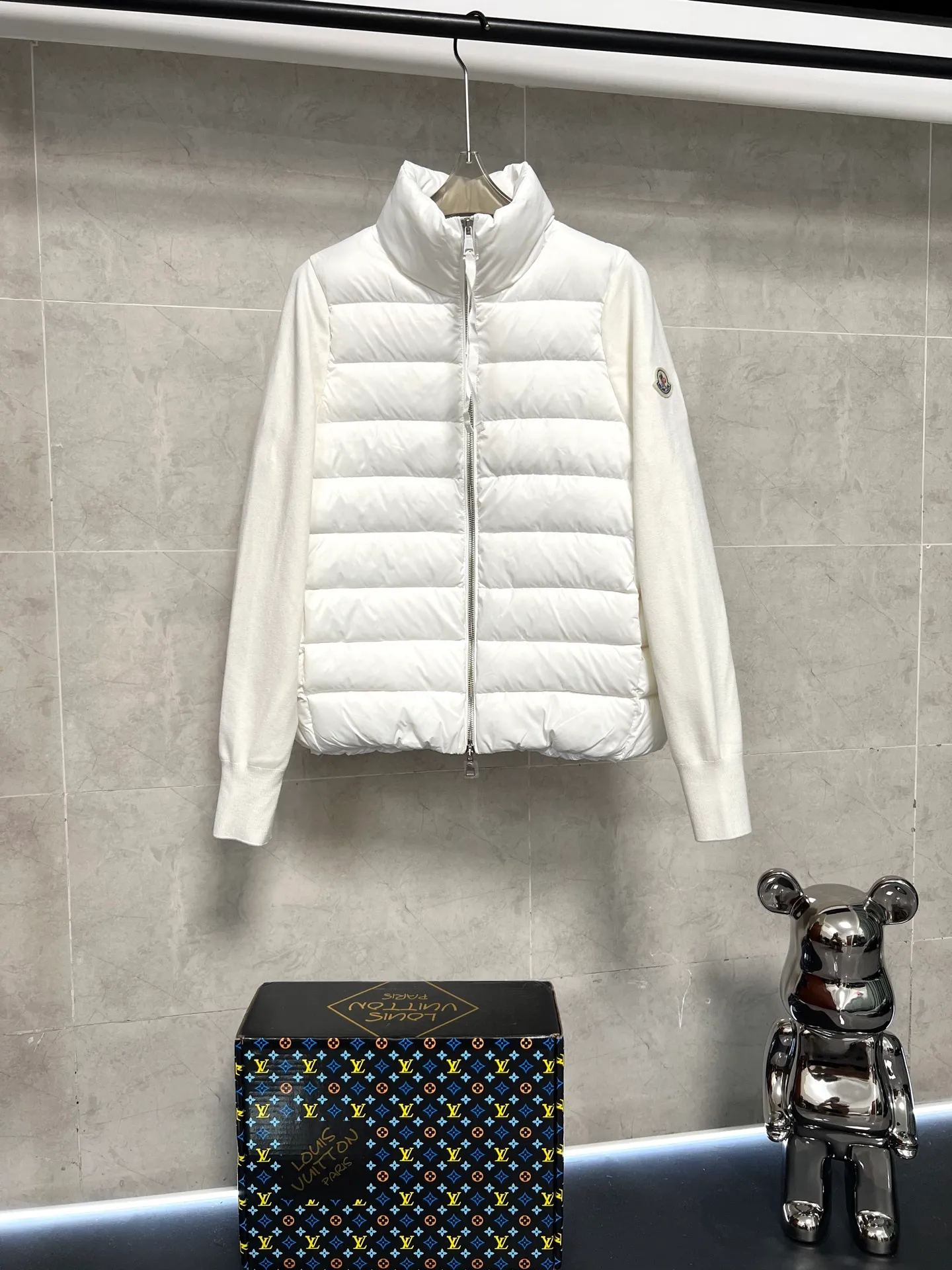 P620 Moncler Mouth Women's Knitted Splicing Stand Collar Thin Down Jacket A great inner wear item for winter!!! Several styles of sweaters and down are released at this time of year. In fact, sweaters and down are always in the basic style. They can be worn alone or layered to create a more layered look!!! The front is made of down, and the back and both sleeves are made of wool blended fabrics. The soft and delicate knitted feel is not irritating at all! This quality It feels great, the velvet is large, fine and stemless, and full of fluffiness! It has enough filling, and its thermal insulation performance is not to mention!!! It is windproof and warm, eliminating any possibility of velvet running. It feels silky and smooth, and the stiffness is also very good. This is the time to prepare a thin and light model! It will not look bloated at all, not to mention it is an evergreen model with a spliced design!!! Color: Black White Size: S M L
