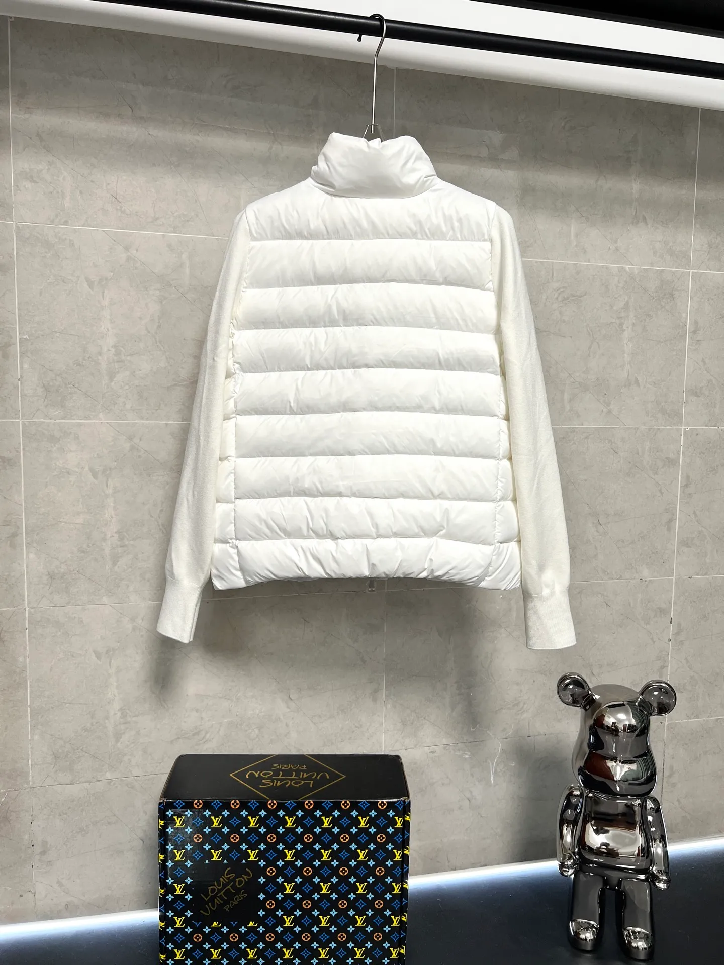 P620 Moncler Mouth Women's Knitted Splicing Stand Collar Thin Down Jacket A great inner wear item for winter!!! Several styles of sweaters and down are released at this time of year. In fact, sweaters and down are always in the basic style. They can be worn alone or layered to create a more layered look!!! The front is made of down, and the back and both sleeves are made of wool blended fabrics. The soft and delicate knitted feel is not irritating at all! This quality It feels great, the velvet is large, fine and stemless, and full of fluffiness! It has enough filling, and its thermal insulation performance is not to mention!!! It is windproof and warm, eliminating any possibility of velvet running. It feels silky and smooth, and the stiffness is also very good. This is the time to prepare a thin and light model! It will not look bloated at all, not to mention it is an evergreen model with a spliced design!!! Color: Black White Size: S M L