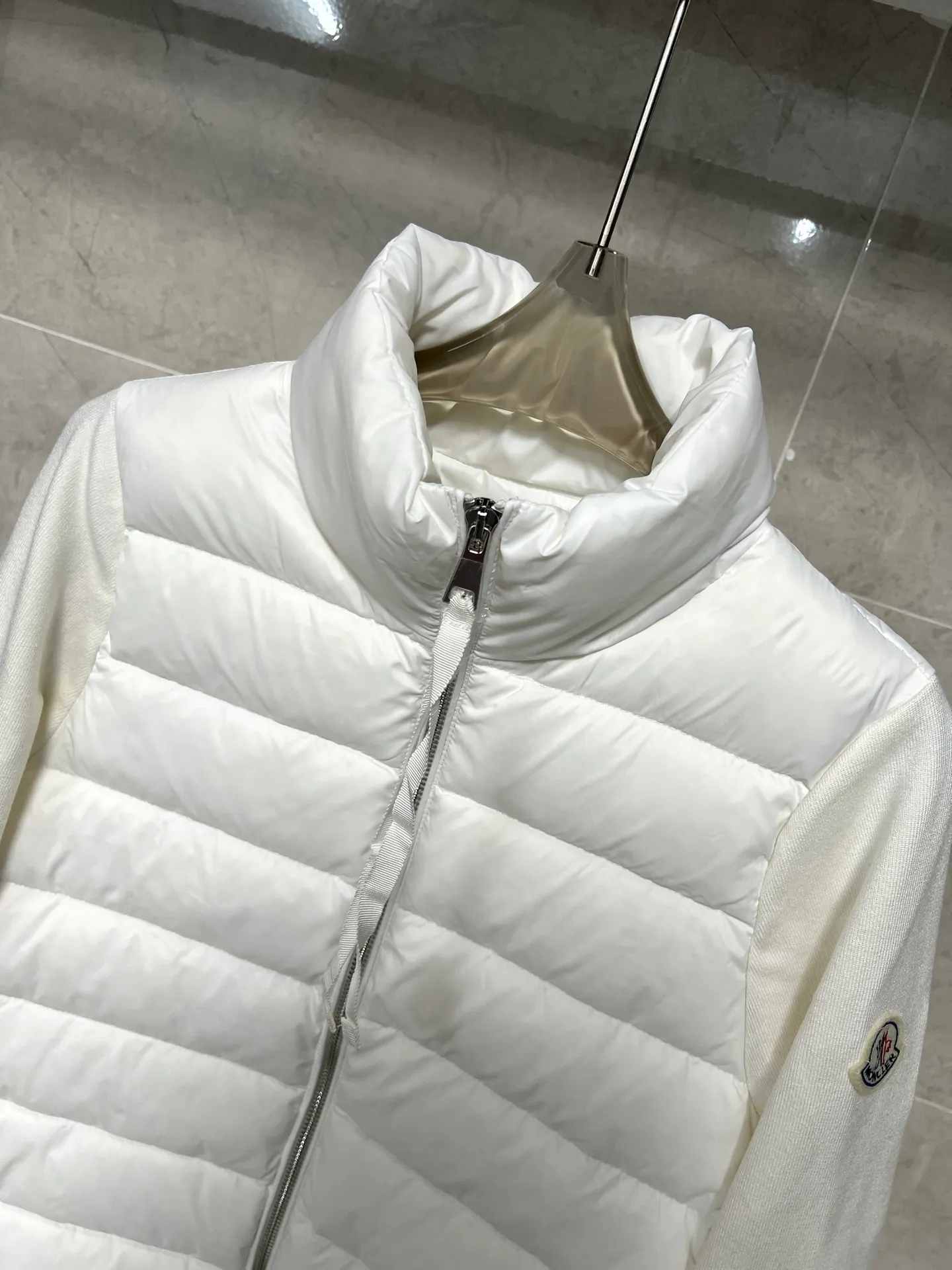 P620 Moncler Mouth Women's Knitted Splicing Stand Collar Thin Down Jacket A great inner wear item for winter!!! Several styles of sweaters and down are released at this time of year. In fact, sweaters and down are always in the basic style. They can be worn alone or layered to create a more layered look!!! The front is made of down, and the back and both sleeves are made of wool blended fabrics. The soft and delicate knitted feel is not irritating at all! This quality It feels great, the velvet is large, fine and stemless, and full of fluffiness! It has enough filling, and its thermal insulation performance is not to mention!!! It is windproof and warm, eliminating any possibility of velvet running. It feels silky and smooth, and the stiffness is also very good. This is the time to prepare a thin and light model! It will not look bloated at all, not to mention it is an evergreen model with a spliced design!!! Color: Black White Size: S M L