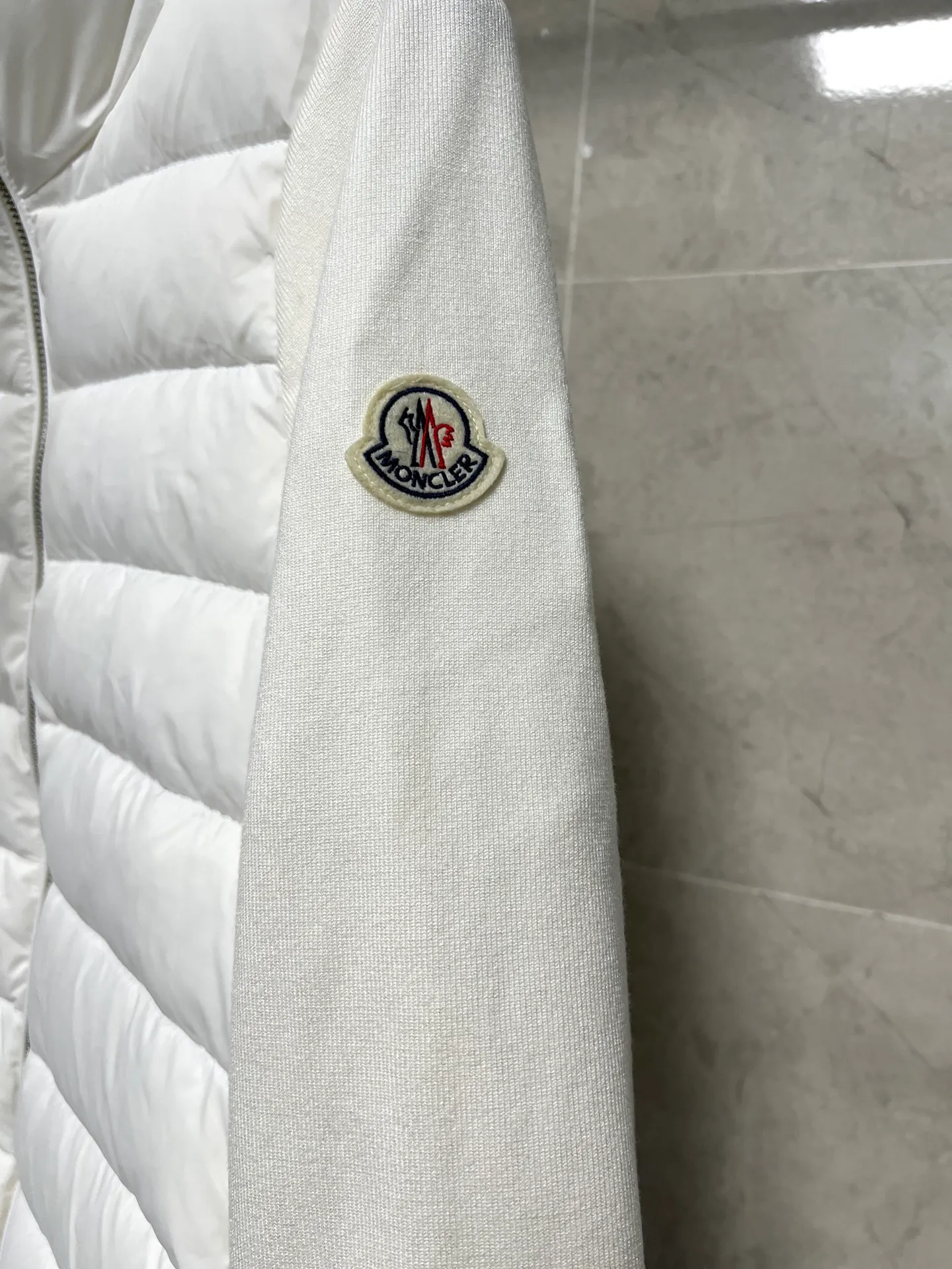 P620 Moncler Mouth Women's Knitted Splicing Stand Collar Thin Down Jacket A great inner wear item for winter!!! Several styles of sweaters and down are released at this time of year. In fact, sweaters and down are always in the basic style. They can be worn alone or layered to create a more layered look!!! The front is made of down, and the back and both sleeves are made of wool blended fabrics. The soft and delicate knitted feel is not irritating at all! This quality It feels great, the velvet is large, fine and stemless, and full of fluffiness! It has enough filling, and its thermal insulation performance is not to mention!!! It is windproof and warm, eliminating any possibility of velvet running. It feels silky and smooth, and the stiffness is also very good. This is the time to prepare a thin and light model! It will not look bloated at all, not to mention it is an evergreen model with a spliced design!!! Color: Black White Size: S M L