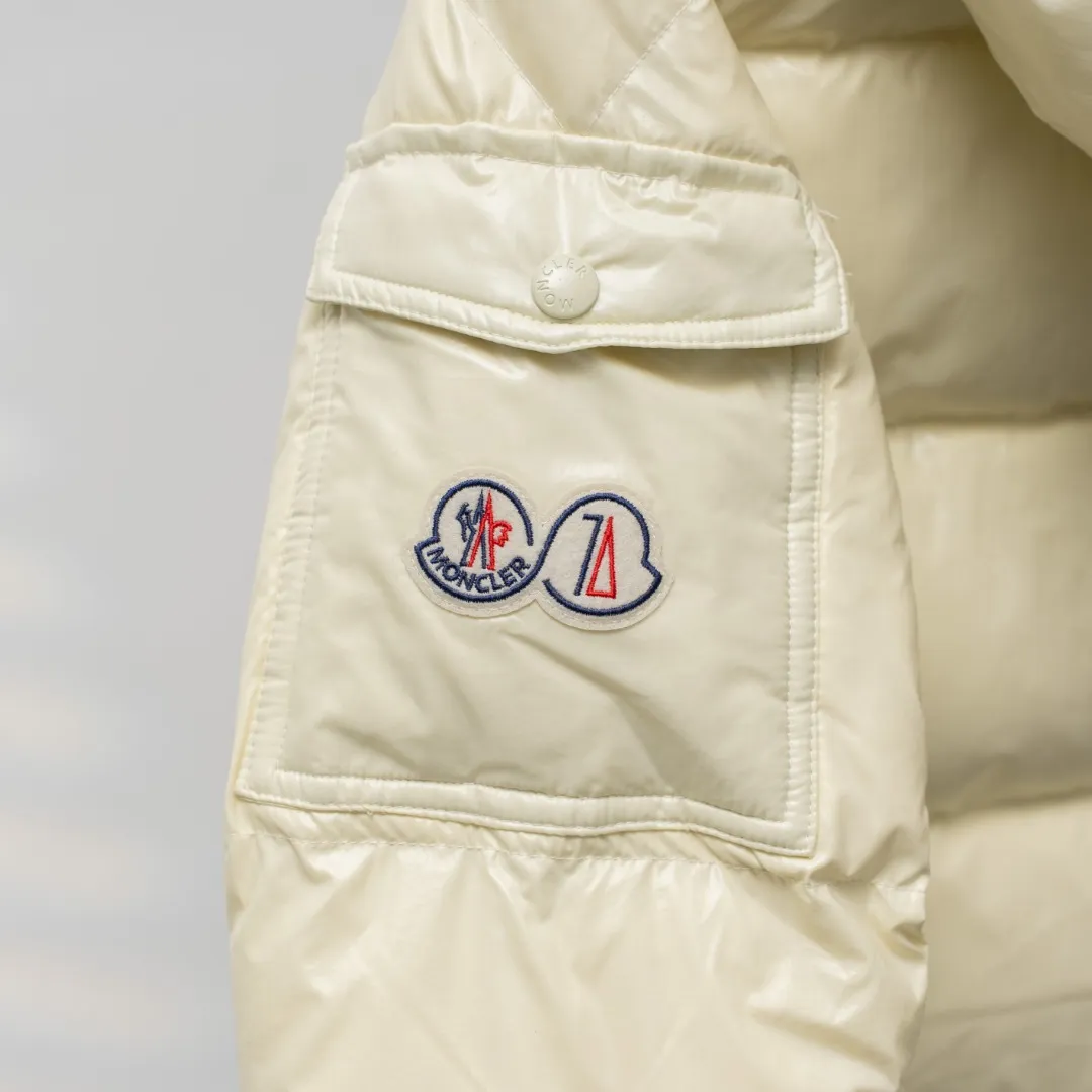 P720 MONCLER丨Meng Mou 70th Anniversary Pocket Sleeve Double Label Hooded Down Jacket Color: Off-white Size: 1-5