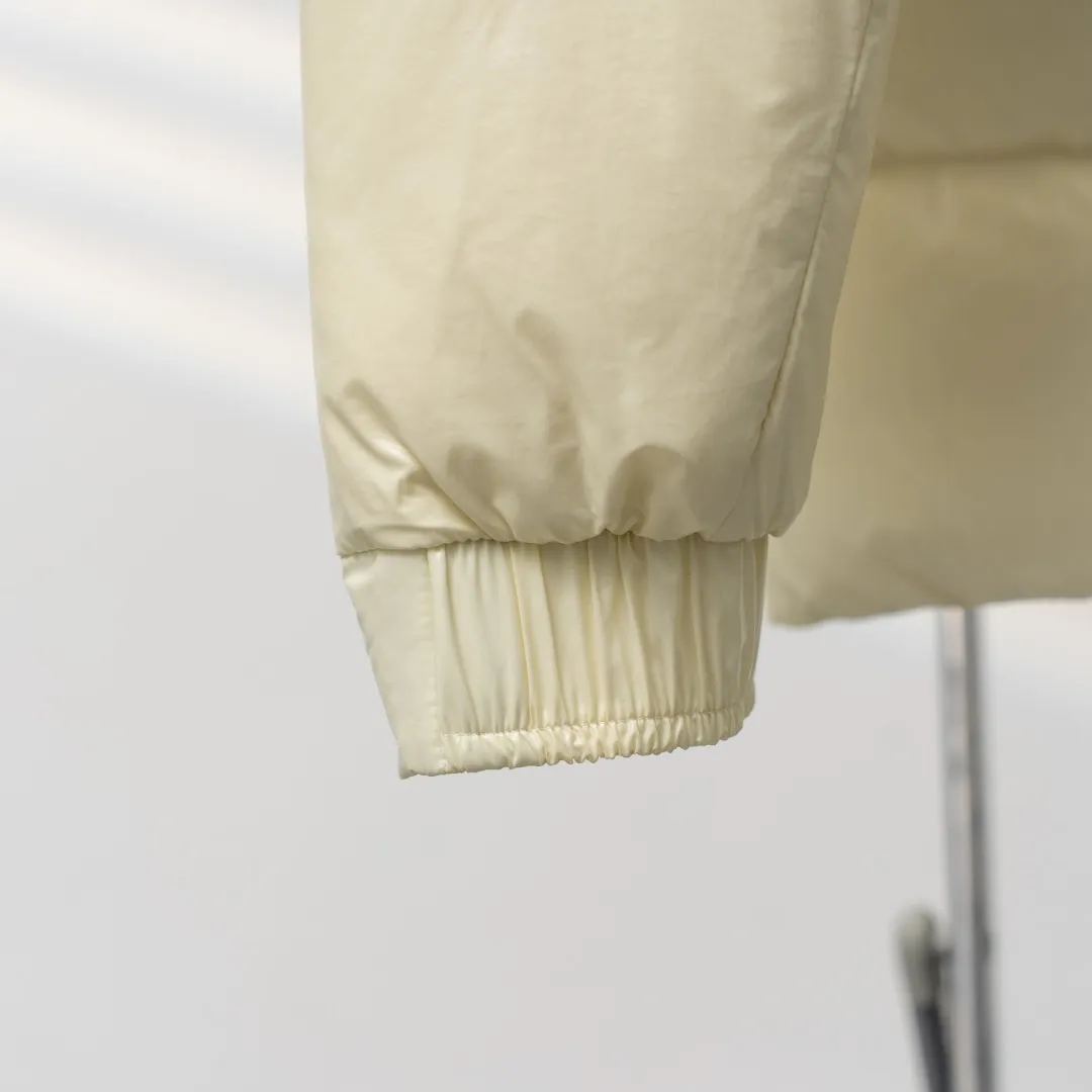 P720 MONCLER丨Meng Mou 70th Anniversary Pocket Sleeve Double Label Hooded Down Jacket Color: Off-white Size: 1-5