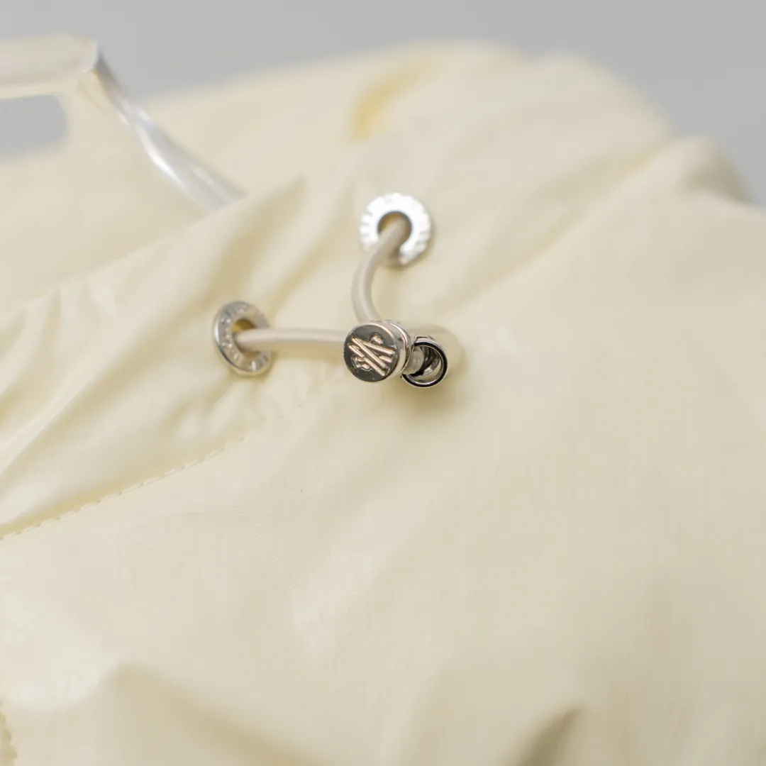 P720 MONCLER丨Meng Mou 70th Anniversary Pocket Sleeve Double Label Hooded Down Jacket Color: Off-white Size: 1-5