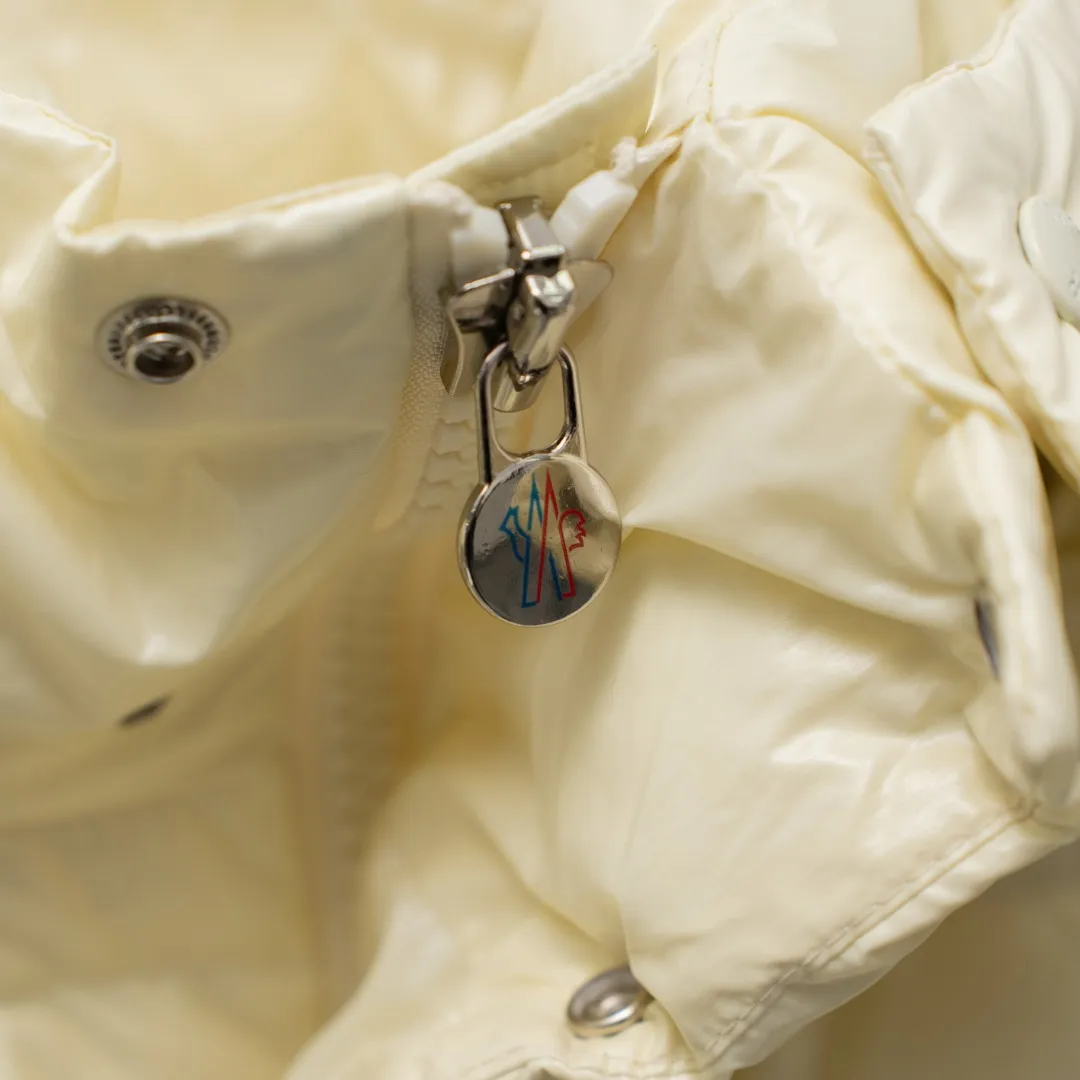 P720 MONCLER丨Meng Mou 70th Anniversary Pocket Sleeve Double Label Hooded Down Jacket Color: Off-white Size: 1-5