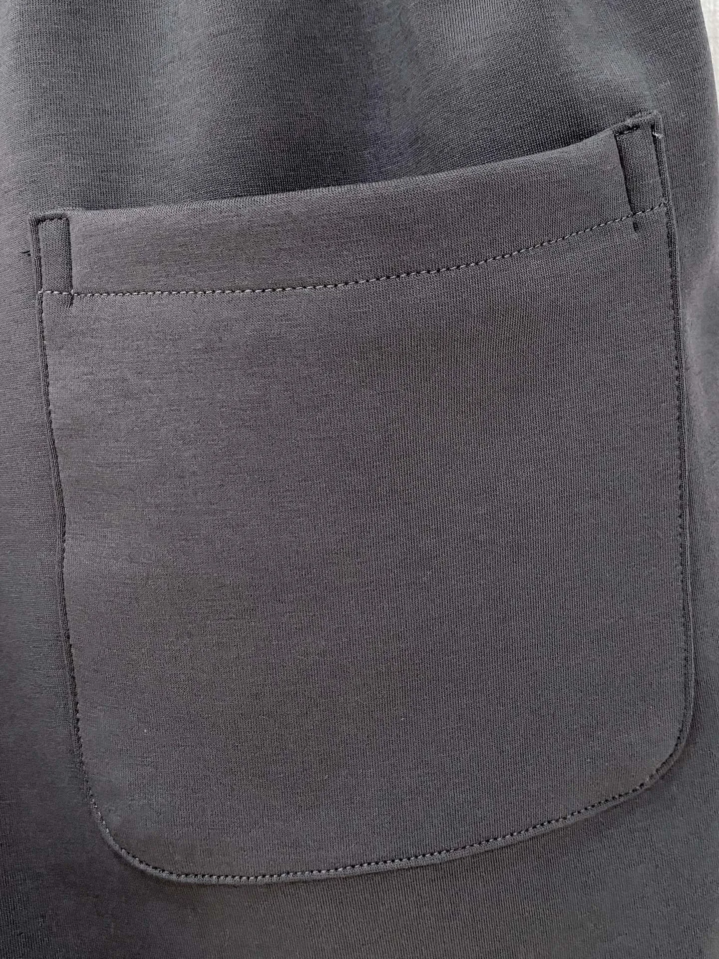 P230 🆕Moncler 2025 new pure cotton men's casual shorts, advanced custom-made breathable fabrics, extremely breathable, elastic and comfortable, with impeccable details, top-grade accessories, original logo design concept, delicate and soft feel! The upper body fit is awesome! Size: M-XXXL Please state your height and weight when ordering