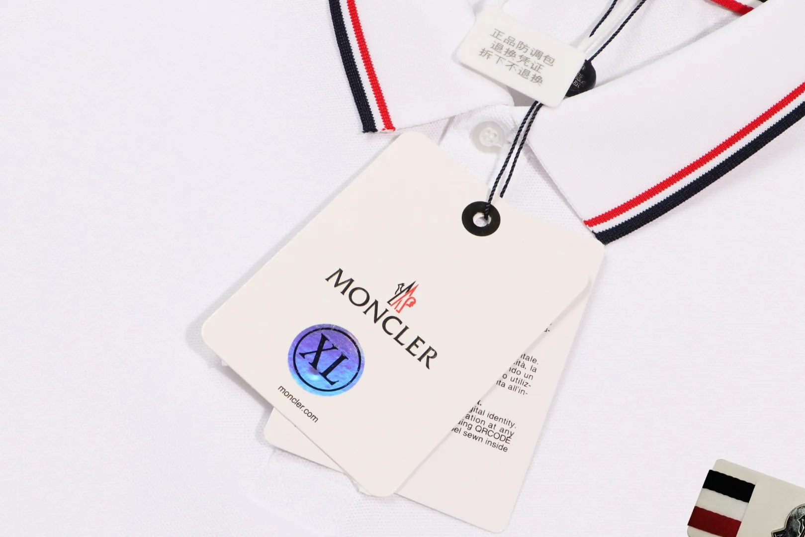 P200 New in stock】𝐌𝐎𝐍𝐂𝐋𝐄𝐑~Mengkou #2024 Early spring new high-quality lapel long-sleeved POLO shirt, counter-customized fabrics with high breathability and comfort, impeccable details, the brand's simple element design concept, reflecting high quality. It feels delicate and soft! It presents a casual cut and the upper body shape is great! The chest is filled with three-dimensional embroidery of the brand LOGO to highlight quality and luxury. Color: black, white Size: M~L~XL~2XL~3XL
