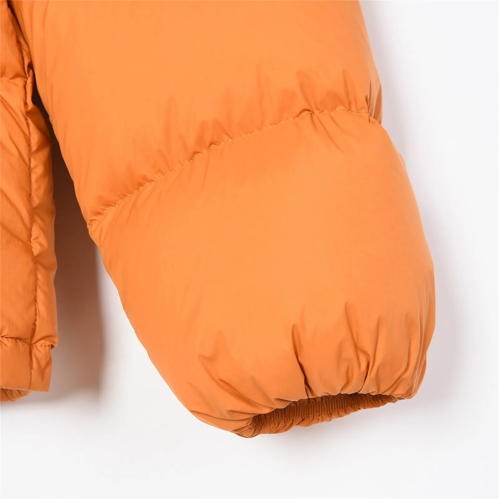 P1580 Meng Mouth Angels joint limited edition large label down jacket #Monger Full of American retro style! ⚠️Short style with small stand-up collar, waterproof and anti-fouling fabric, 95 white duck down filling, the upper body is not heavy and warm, classic and timeless! On the chest is the joint logo of the two major brands, which is very special. Another design point is the zippers on the left and right sides, which are stitched with leather, which is very textured! If you look closely, you can see that even the steel seal on the zipper is the joint logo of the two brands. The whole thing is really full of sincerity!  SIZE:1# 2# 3# 4# 5# 6# [Details attached are size chart]