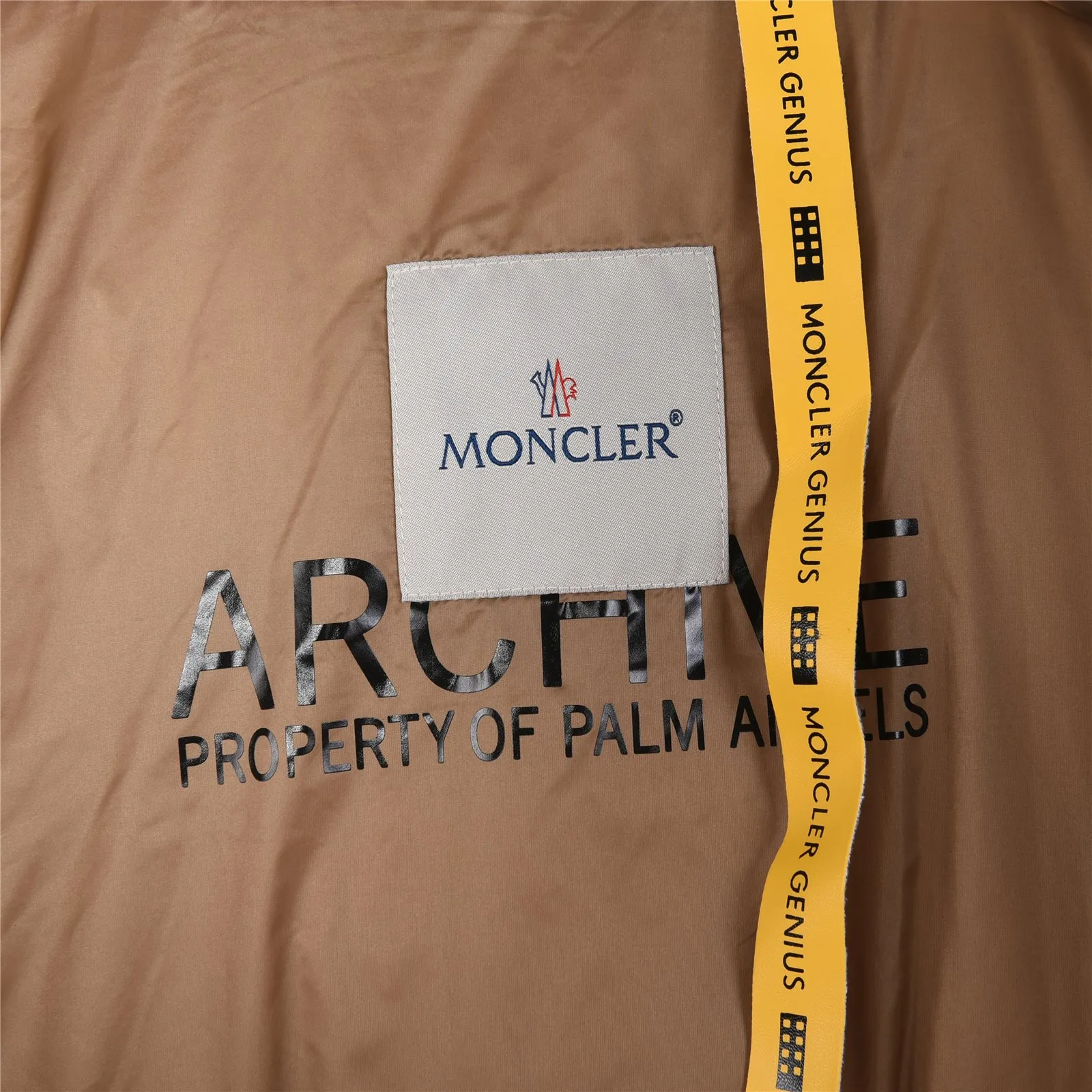 P1580 Meng Mouth Angels joint limited edition large label down jacket #Monger Full of American retro style! ⚠️Short style with small stand-up collar, waterproof and anti-fouling fabric, 95 white duck down filling, the upper body is not heavy and warm, classic and timeless! On the chest is the joint logo of the two major brands, which is very special. Another design point is the zippers on the left and right sides, which are stitched with leather, which is very textured! If you look closely, you can see that even the steel seal on the zipper is the joint logo of the two brands. The whole thing is really full of sincerity!  SIZE:1# 2# 3# 4# 5# 6# [Details attached are size chart]