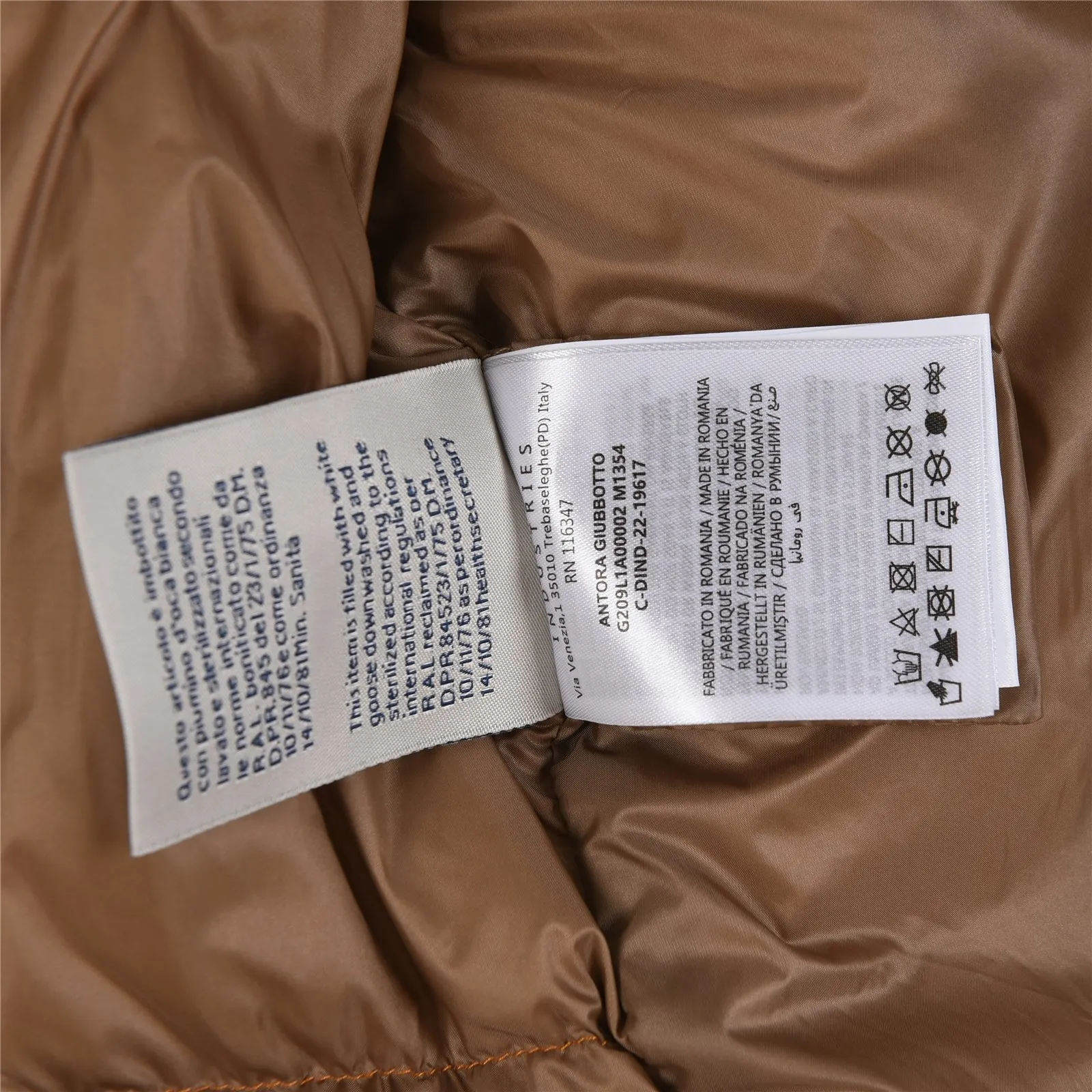 P1580 Meng Mouth Angels joint limited edition large label down jacket #Monger Full of American retro style! ⚠️Short style with small stand-up collar, waterproof and anti-fouling fabric, 95 white duck down filling, the upper body is not heavy and warm, classic and timeless! On the chest is the joint logo of the two major brands, which is very special. Another design point is the zippers on the left and right sides, which are stitched with leather, which is very textured! If you look closely, you can see that even the steel seal on the zipper is the joint logo of the two brands. The whole thing is really full of sincerity!  SIZE:1# 2# 3# 4# 5# 6# [Details attached are size chart]
