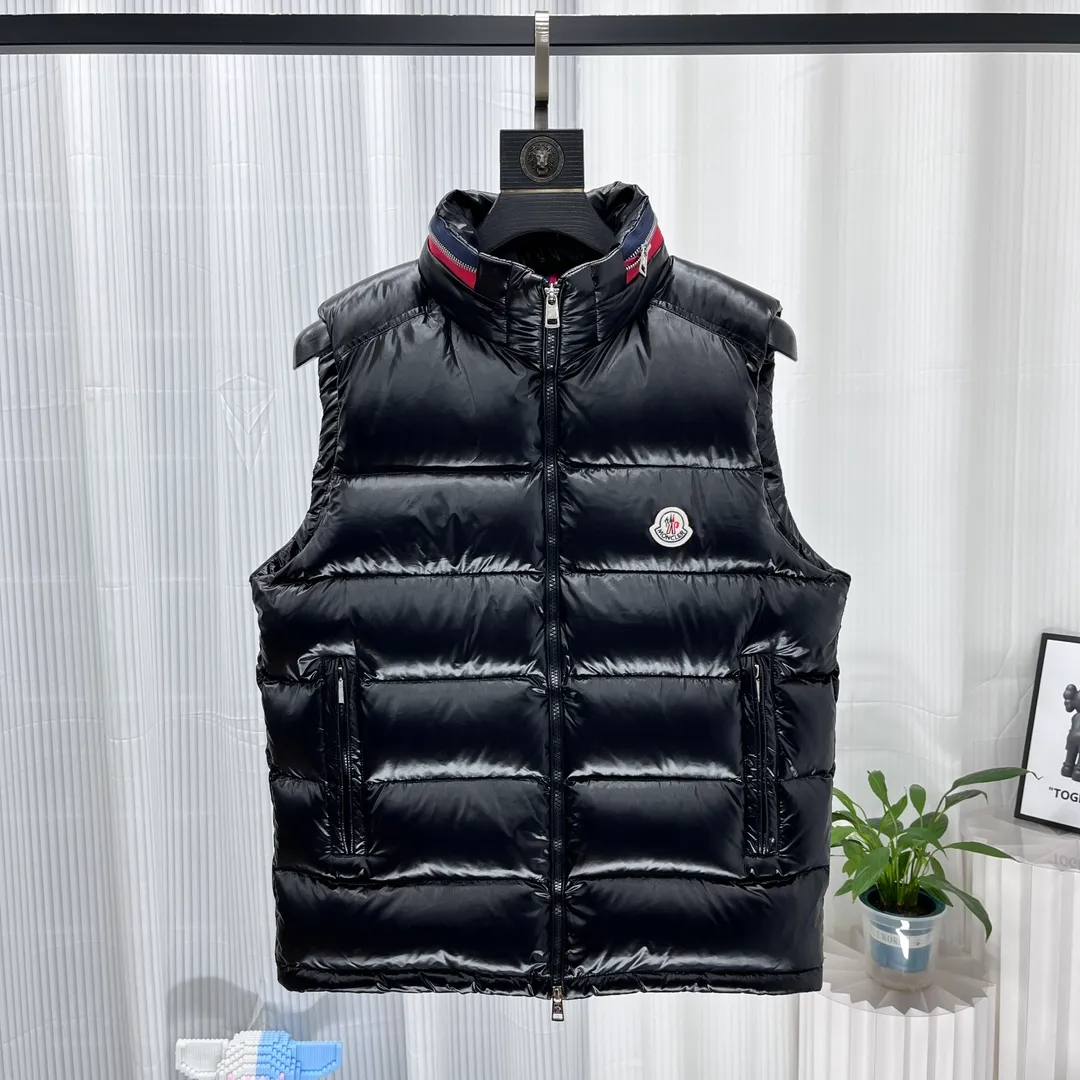 P700 𝗠𝗼𝗻𝗰𝗲𝗿/Moncler Moncler/Moncler Spring and Summer New Ouse/Same Style for Men and Women/Down Vest Sizes: 1, 2, 3, 4, 5 Product Color: Black Description: Tib’s design is inspired by 𝗠𝗼𝗻𝗰𝗲𝗿 The iconic jacket of the 1980s has been reinterpreted with modern and dynamic elements. This vest, embodying the personality of those who always want to be a winner, can be worn as a vest mid-season or paired with a windproof jacket in the dead of winter.   Material process analysis: 1. Original NFC inductive anti-counterfeiting chip 2. National standard 95% pure white duck down, exclusive use of top-grade down on the market, never false goose down and other misunderstandings 3. Fabric: 100% nylon; lining: 100% nylon, one of the best on the market, everything is customized according to the original version.  4. The electroplated hardware produced by the original processing factory is all customized by the original factory, and is not a replica of the market. 5. It is produced by the same OEM factory as XX Wolf. It has always been unambiguous in terms of quality. Everyone knows about the craftsmanship, QA and QC quality inspection of the workers when shipping from large factories. It is not comparable to small factories in the market.  Mouth-mounted down jackets, let’s not brag, there is almost no one that can do better than us! Make an original product with care, so that every customer has the confidence to introduce it to his customers: This is the top replica version in China. Good products do not need too many soft articles to set off, only junk products will boast: the original ZP uses thousands of words to impress consumers! Although it is an F product, it is not inferior to ZP!