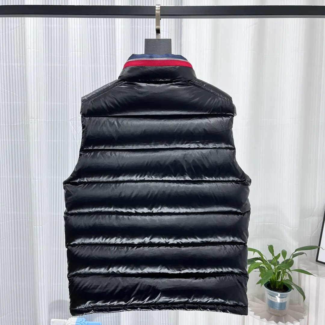 P700 𝗠𝗼𝗻𝗰𝗲𝗿/Moncler Moncler/Moncler Spring and Summer New Ouse/Same Style for Men and Women/Down Vest Sizes: 1, 2, 3, 4, 5 Product Color: Black Description: Tib’s design is inspired by 𝗠𝗼𝗻𝗰𝗲𝗿 The iconic jacket of the 1980s has been reinterpreted with modern and dynamic elements. This vest, embodying the personality of those who always want to be a winner, can be worn as a vest mid-season or paired with a windproof jacket in the dead of winter.   Material process analysis: 1. Original NFC inductive anti-counterfeiting chip 2. National standard 95% pure white duck down, exclusive use of top-grade down on the market, never false goose down and other misunderstandings 3. Fabric: 100% nylon; lining: 100% nylon, one of the best on the market, everything is customized according to the original version.  4. The electroplated hardware produced by the original processing factory is all customized by the original factory, and is not a replica of the market. 5. It is produced by the same OEM factory as XX Wolf. It has always been unambiguous in terms of quality. Everyone knows about the craftsmanship, QA and QC quality inspection of the workers when shipping from large factories. It is not comparable to small factories in the market.  Mouth-mounted down jackets, let’s not brag, there is almost no one that can do better than us! Make an original product with care, so that every customer has the confidence to introduce it to his customers: This is the top replica version in China. Good products do not need too many soft articles to set off, only junk products will boast: the original ZP uses thousands of words to impress consumers! Although it is an F product, it is not inferior to ZP!
