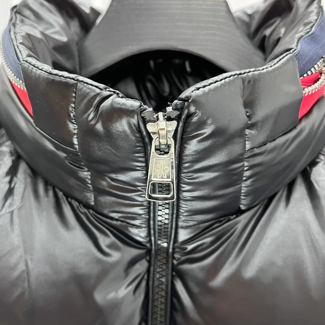 P700 𝗠𝗼𝗻𝗰𝗲𝗿/Moncler Moncler/Moncler Spring and Summer New Ouse/Same Style for Men and Women/Down Vest Sizes: 1, 2, 3, 4, 5 Product Color: Black Description: Tib’s design is inspired by 𝗠𝗼𝗻𝗰𝗲𝗿 The iconic jacket of the 1980s has been reinterpreted with modern and dynamic elements. This vest, embodying the personality of those who always want to be a winner, can be worn as a vest mid-season or paired with a windproof jacket in the dead of winter.   Material process analysis: 1. Original NFC inductive anti-counterfeiting chip 2. National standard 95% pure white duck down, exclusive use of top-grade down on the market, never false goose down and other misunderstandings 3. Fabric: 100% nylon; lining: 100% nylon, one of the best on the market, everything is customized according to the original version.  4. The electroplated hardware produced by the original processing factory is all customized by the original factory, and is not a replica of the market. 5. It is produced by the same OEM factory as XX Wolf. It has always been unambiguous in terms of quality. Everyone knows about the craftsmanship, QA and QC quality inspection of the workers when shipping from large factories. It is not comparable to small factories in the market.  Mouth-mounted down jackets, let’s not brag, there is almost no one that can do better than us! Make an original product with care, so that every customer has the confidence to introduce it to his customers: This is the top replica version in China. Good products do not need too many soft articles to set off, only junk products will boast: the original ZP uses thousands of words to impress consumers! Although it is an F product, it is not inferior to ZP!