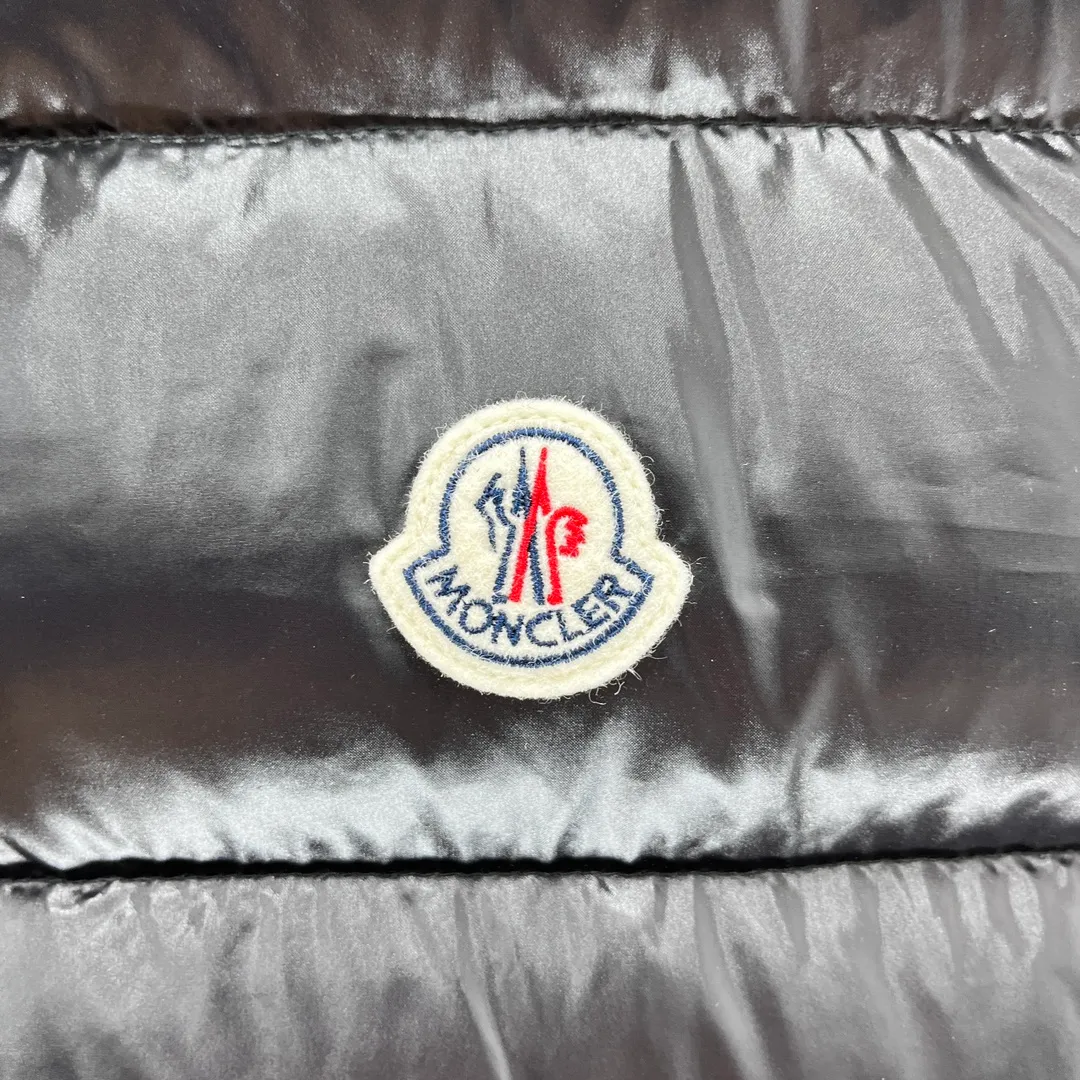 P700 𝗠𝗼𝗻𝗰𝗲𝗿/Moncler Moncler/Moncler Spring and Summer New Ouse/Same Style for Men and Women/Down Vest Sizes: 1, 2, 3, 4, 5 Product Color: Black Description: Tib’s design is inspired by 𝗠𝗼𝗻𝗰𝗲𝗿 The iconic jacket of the 1980s has been reinterpreted with modern and dynamic elements. This vest, embodying the personality of those who always want to be a winner, can be worn as a vest mid-season or paired with a windproof jacket in the dead of winter.   Material process analysis: 1. Original NFC inductive anti-counterfeiting chip 2. National standard 95% pure white duck down, exclusive use of top-grade down on the market, never false goose down and other misunderstandings 3. Fabric: 100% nylon; lining: 100% nylon, one of the best on the market, everything is customized according to the original version.  4. The electroplated hardware produced by the original processing factory is all customized by the original factory, and is not a replica of the market. 5. It is produced by the same OEM factory as XX Wolf. It has always been unambiguous in terms of quality. Everyone knows about the craftsmanship, QA and QC quality inspection of the workers when shipping from large factories. It is not comparable to small factories in the market.  Mouth-mounted down jackets, let’s not brag, there is almost no one that can do better than us! Make an original product with care, so that every customer has the confidence to introduce it to his customers: This is the top replica version in China. Good products do not need too many soft articles to set off, only junk products will boast: the original ZP uses thousands of words to impress consumers! Although it is an F product, it is not inferior to ZP!