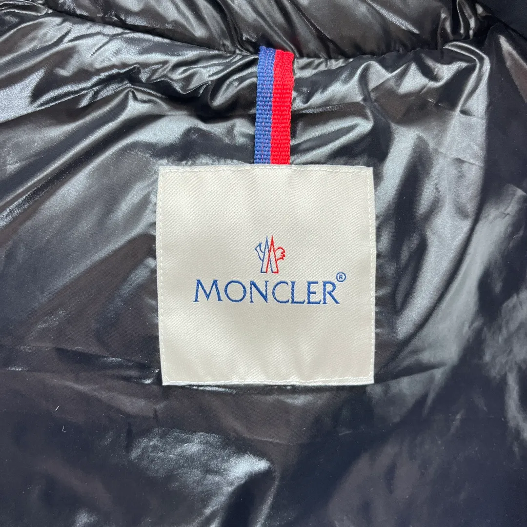 P700 𝗠𝗼𝗻𝗰𝗲𝗿/Moncler Moncler/Moncler Spring and Summer New Ouse/Same Style for Men and Women/Down Vest Sizes: 1, 2, 3, 4, 5 Product Color: Black Description: Tib’s design is inspired by 𝗠𝗼𝗻𝗰𝗲𝗿 The iconic jacket of the 1980s has been reinterpreted with modern and dynamic elements. This vest, embodying the personality of those who always want to be a winner, can be worn as a vest mid-season or paired with a windproof jacket in the dead of winter.   Material process analysis: 1. Original NFC inductive anti-counterfeiting chip 2. National standard 95% pure white duck down, exclusive use of top-grade down on the market, never false goose down and other misunderstandings 3. Fabric: 100% nylon; lining: 100% nylon, one of the best on the market, everything is customized according to the original version.  4. The electroplated hardware produced by the original processing factory is all customized by the original factory, and is not a replica of the market. 5. It is produced by the same OEM factory as XX Wolf. It has always been unambiguous in terms of quality. Everyone knows about the craftsmanship, QA and QC quality inspection of the workers when shipping from large factories. It is not comparable to small factories in the market.  Mouth-mounted down jackets, let’s not brag, there is almost no one that can do better than us! Make an original product with care, so that every customer has the confidence to introduce it to his customers: This is the top replica version in China. Good products do not need too many soft articles to set off, only junk products will boast: the original ZP uses thousands of words to impress consumers! Although it is an F product, it is not inferior to ZP!