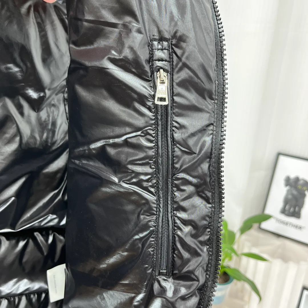 P700 𝗠𝗼𝗻𝗰𝗲𝗿/Moncler Moncler/Moncler Spring and Summer New Ouse/Same Style for Men and Women/Down Vest Sizes: 1, 2, 3, 4, 5 Product Color: Black Description: Tib’s design is inspired by 𝗠𝗼𝗻𝗰𝗲𝗿 The iconic jacket of the 1980s has been reinterpreted with modern and dynamic elements. This vest, embodying the personality of those who always want to be a winner, can be worn as a vest mid-season or paired with a windproof jacket in the dead of winter.   Material process analysis: 1. Original NFC inductive anti-counterfeiting chip 2. National standard 95% pure white duck down, exclusive use of top-grade down on the market, never false goose down and other misunderstandings 3. Fabric: 100% nylon; lining: 100% nylon, one of the best on the market, everything is customized according to the original version.  4. The electroplated hardware produced by the original processing factory is all customized by the original factory, and is not a replica of the market. 5. It is produced by the same OEM factory as XX Wolf. It has always been unambiguous in terms of quality. Everyone knows about the craftsmanship, QA and QC quality inspection of the workers when shipping from large factories. It is not comparable to small factories in the market.  Mouth-mounted down jackets, let’s not brag, there is almost no one that can do better than us! Make an original product with care, so that every customer has the confidence to introduce it to his customers: This is the top replica version in China. Good products do not need too many soft articles to set off, only junk products will boast: the original ZP uses thousands of words to impress consumers! Although it is an F product, it is not inferior to ZP!