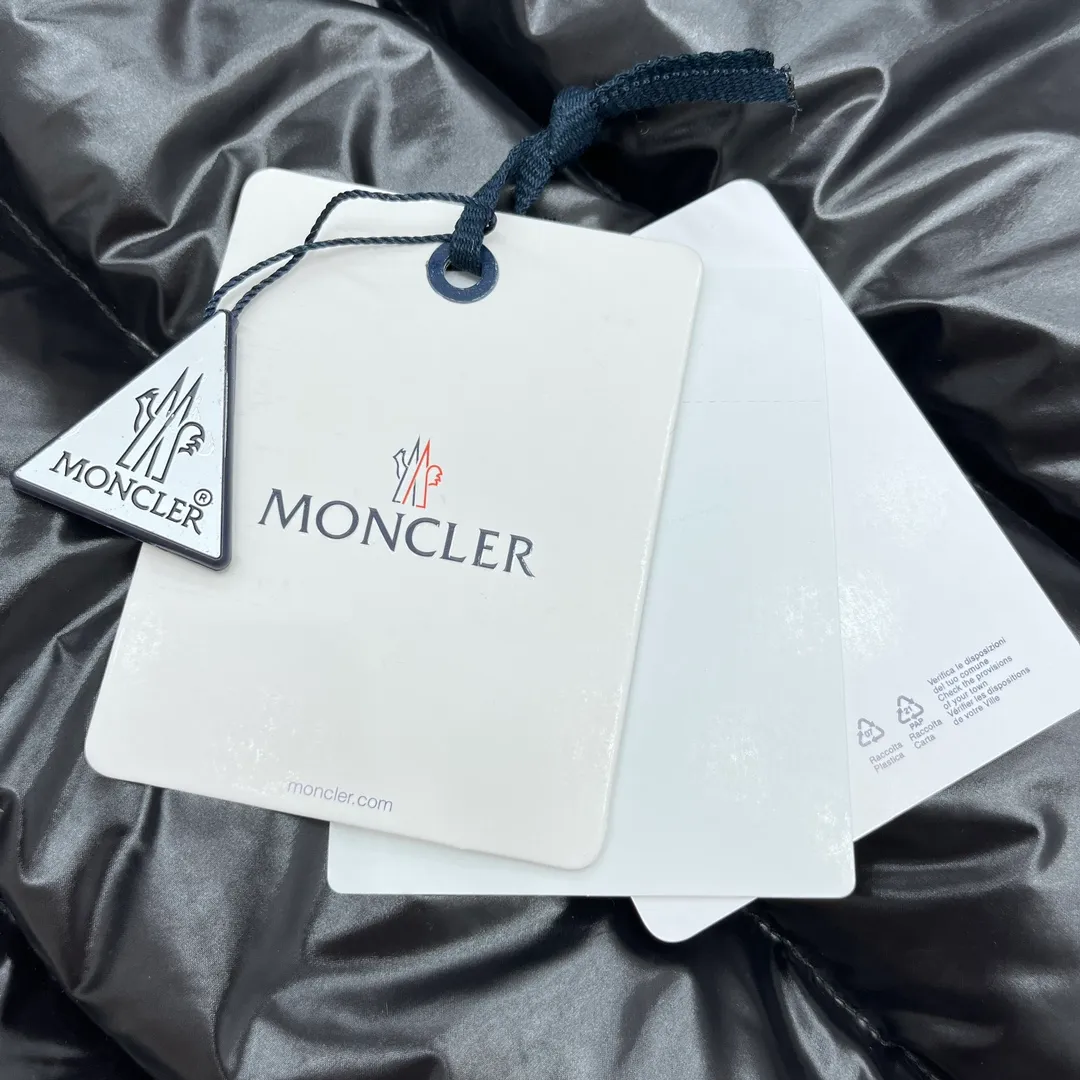 P700 𝗠𝗼𝗻𝗰𝗲𝗿/Moncler Moncler/Moncler Spring and Summer New Ouse/Same Style for Men and Women/Down Vest Sizes: 1, 2, 3, 4, 5 Product Color: Black Description: Tib’s design is inspired by 𝗠𝗼𝗻𝗰𝗲𝗿 The iconic jacket of the 1980s has been reinterpreted with modern and dynamic elements. This vest, embodying the personality of those who always want to be a winner, can be worn as a vest mid-season or paired with a windproof jacket in the dead of winter.   Material process analysis: 1. Original NFC inductive anti-counterfeiting chip 2. National standard 95% pure white duck down, exclusive use of top-grade down on the market, never false goose down and other misunderstandings 3. Fabric: 100% nylon; lining: 100% nylon, one of the best on the market, everything is customized according to the original version.  4. The electroplated hardware produced by the original processing factory is all customized by the original factory, and is not a replica of the market. 5. It is produced by the same OEM factory as XX Wolf. It has always been unambiguous in terms of quality. Everyone knows about the craftsmanship, QA and QC quality inspection of the workers when shipping from large factories. It is not comparable to small factories in the market.  Mouth-mounted down jackets, let’s not brag, there is almost no one that can do better than us! Make an original product with care, so that every customer has the confidence to introduce it to his customers: This is the top replica version in China. Good products do not need too many soft articles to set off, only junk products will boast: the original ZP uses thousands of words to impress consumers! Although it is an F product, it is not inferior to ZP!