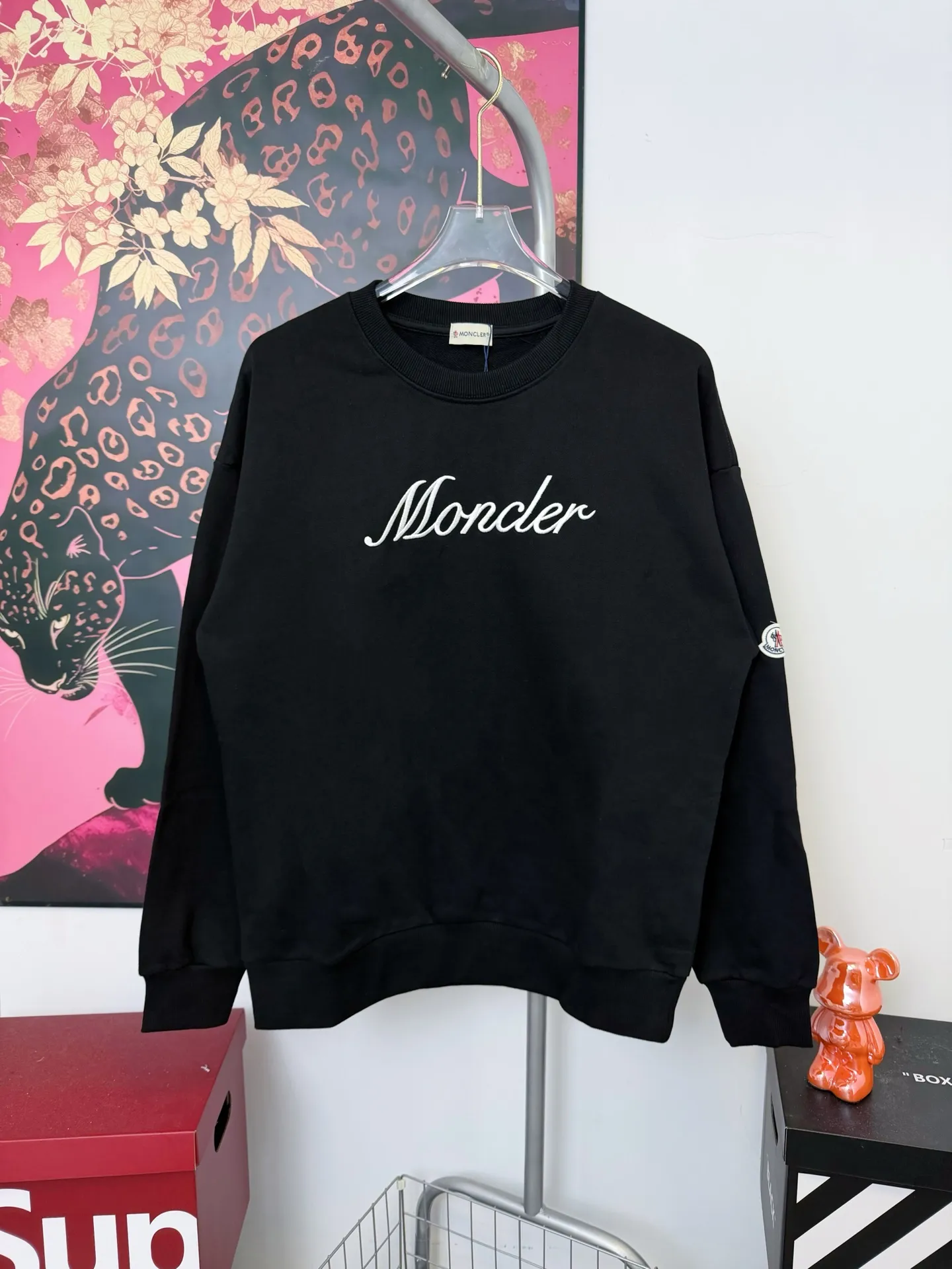 P220 Meng Mouth Signature Letter Embroidery Round Neck Sweatshirt, the same style as the MONCLER counter. It is made of 420g pure cotton double-ply double-yarn terry cotton fabric. It is very textured on the hand. It is three-dimensional and atmospheric. It is easy to wear in autumn and winter. It is simple and elegant. It adopts the os version. The upper body effect is very good. It is suitable for all body types. It is soft and comfortable. The leather label is embroidered with thousands of needles. It is full and stylish. It does not fade or deform. It has complete accessories. The name embroidery on the front sub-label is delicate and perfectly restored. ZP 2:1 Same style for men and women, versatile, no choice, size s m l xl color black white