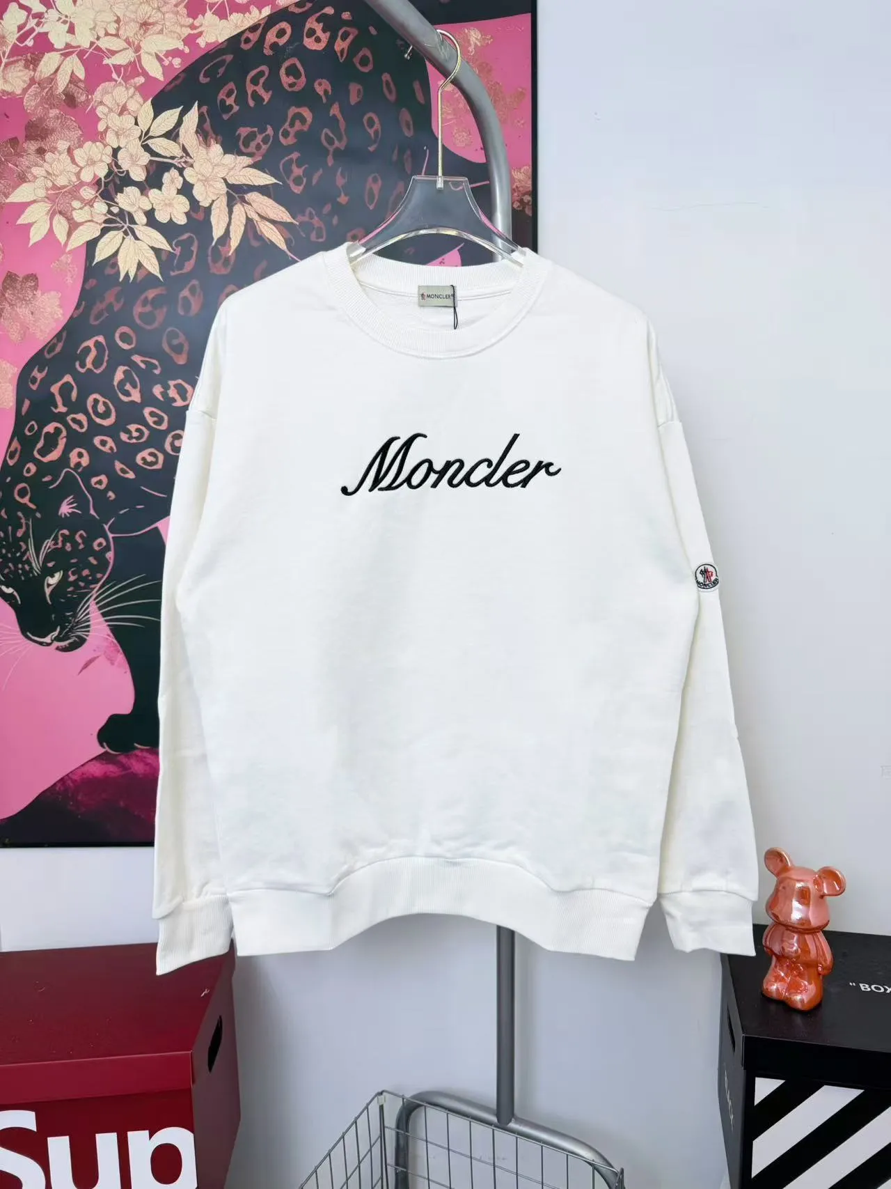 P220 Meng Mouth Signature Letter Embroidery Round Neck Sweatshirt, the same style as the MONCLER counter. It is made of 420g pure cotton double-ply double-yarn terry cotton fabric. It is very textured on the hand. It is three-dimensional and atmospheric. It is easy to wear in autumn and winter. It is simple and elegant. It adopts the os version. The upper body effect is very good. It is suitable for all body types. It is soft and comfortable. The leather label is embroidered with thousands of needles. It is full and stylish. It does not fade or deform. It has complete accessories. The name embroidery on the front sub-label is delicate and perfectly restored. ZP 2:1 Same style for men and women, versatile, no choice, size s m l xl color black white
